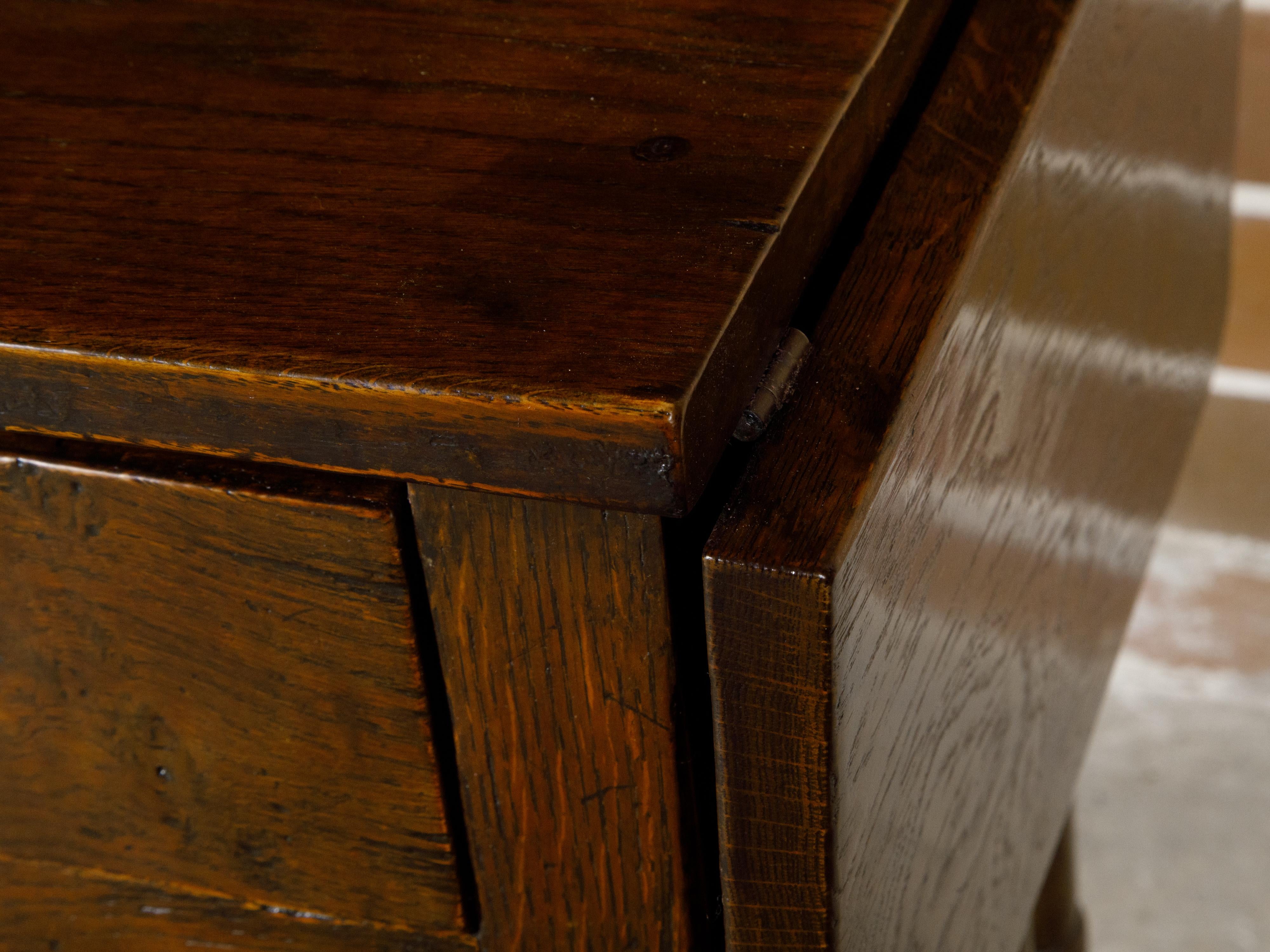 Englischer klappbarer Eichenholztisch aus dem 19. Jahrhundert mit drehbaren Beinen und einer Schublade im Zustand „Gut“ im Angebot in Atlanta, GA