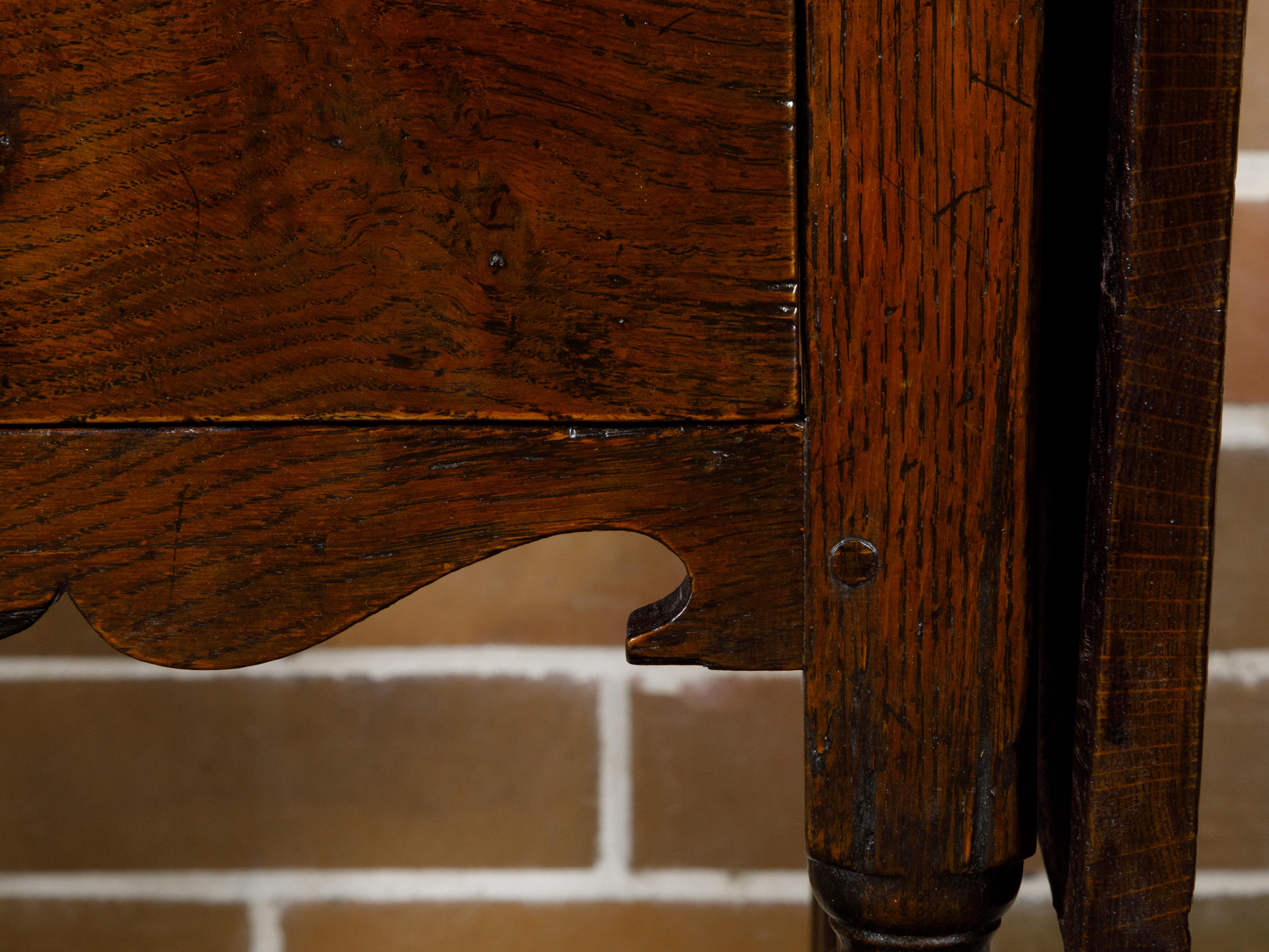 Englischer klappbarer Eichenholztisch aus dem 19. Jahrhundert mit drehbaren Beinen und einer Schublade (Messing) im Angebot