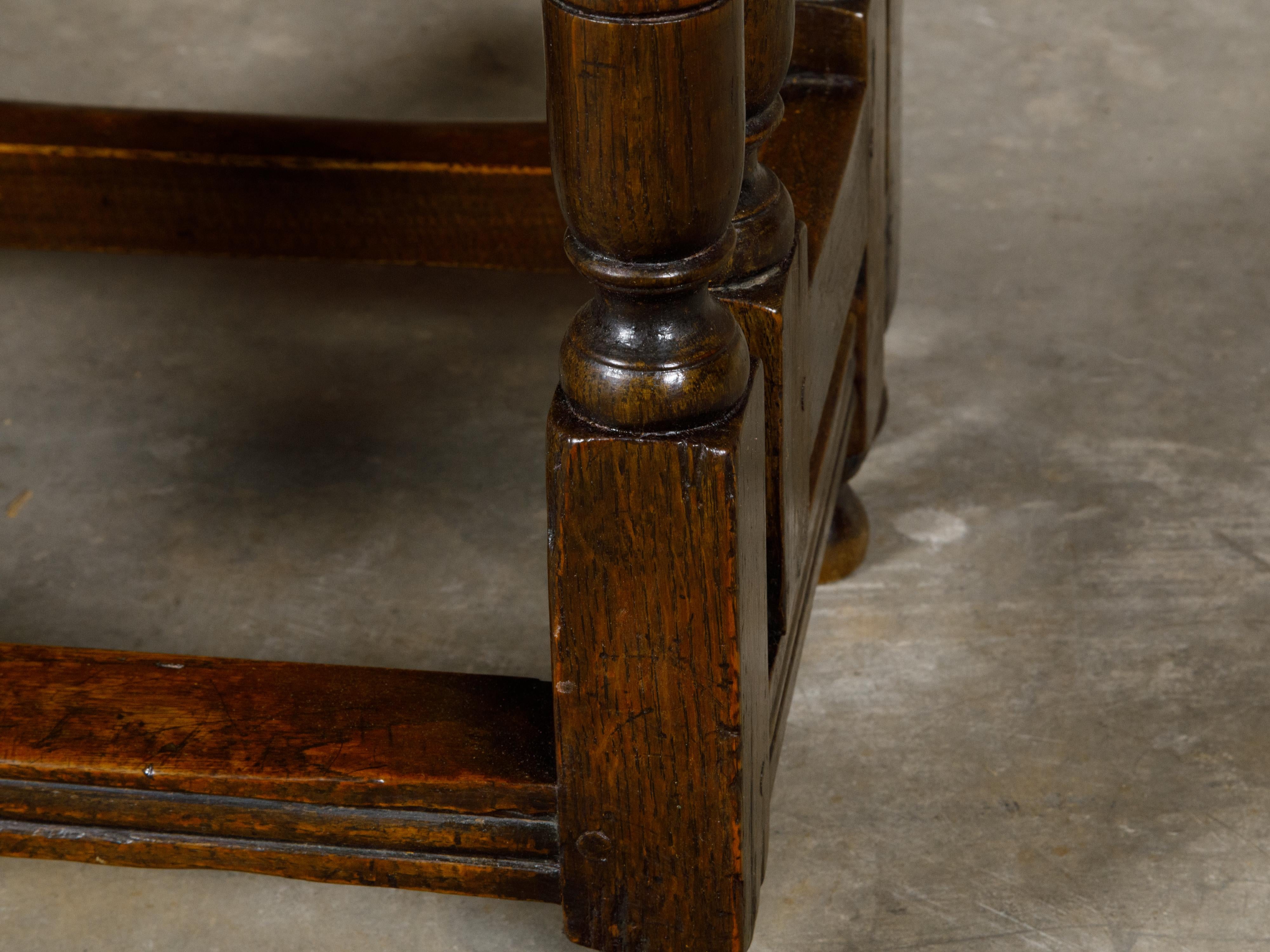 English 19th Century Oak Drop Leaf Table with Swivel Legs and Single Drawer For Sale 1