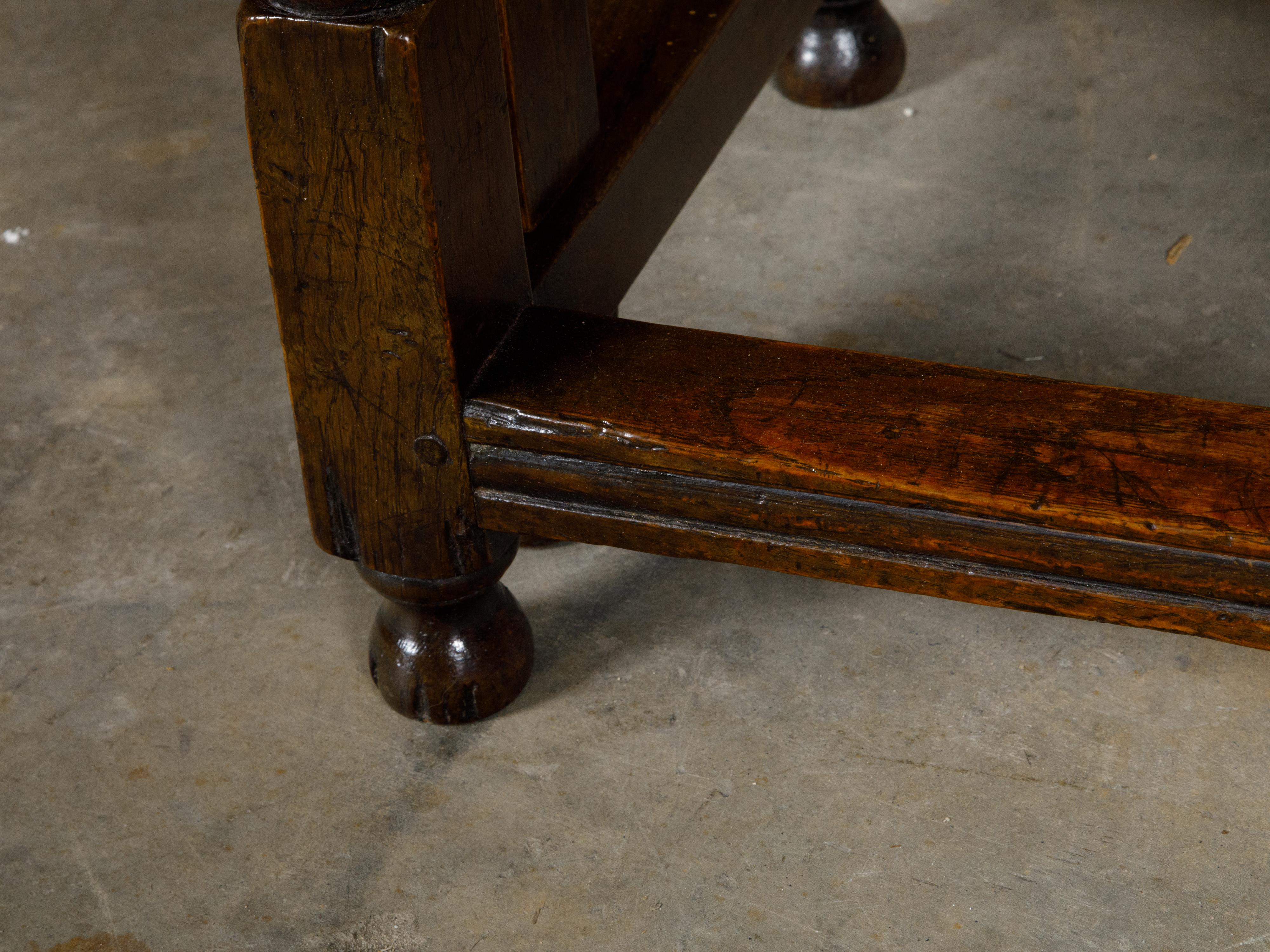 English 19th Century Oak Drop Leaf Table with Swivel Legs and Single Drawer For Sale 2