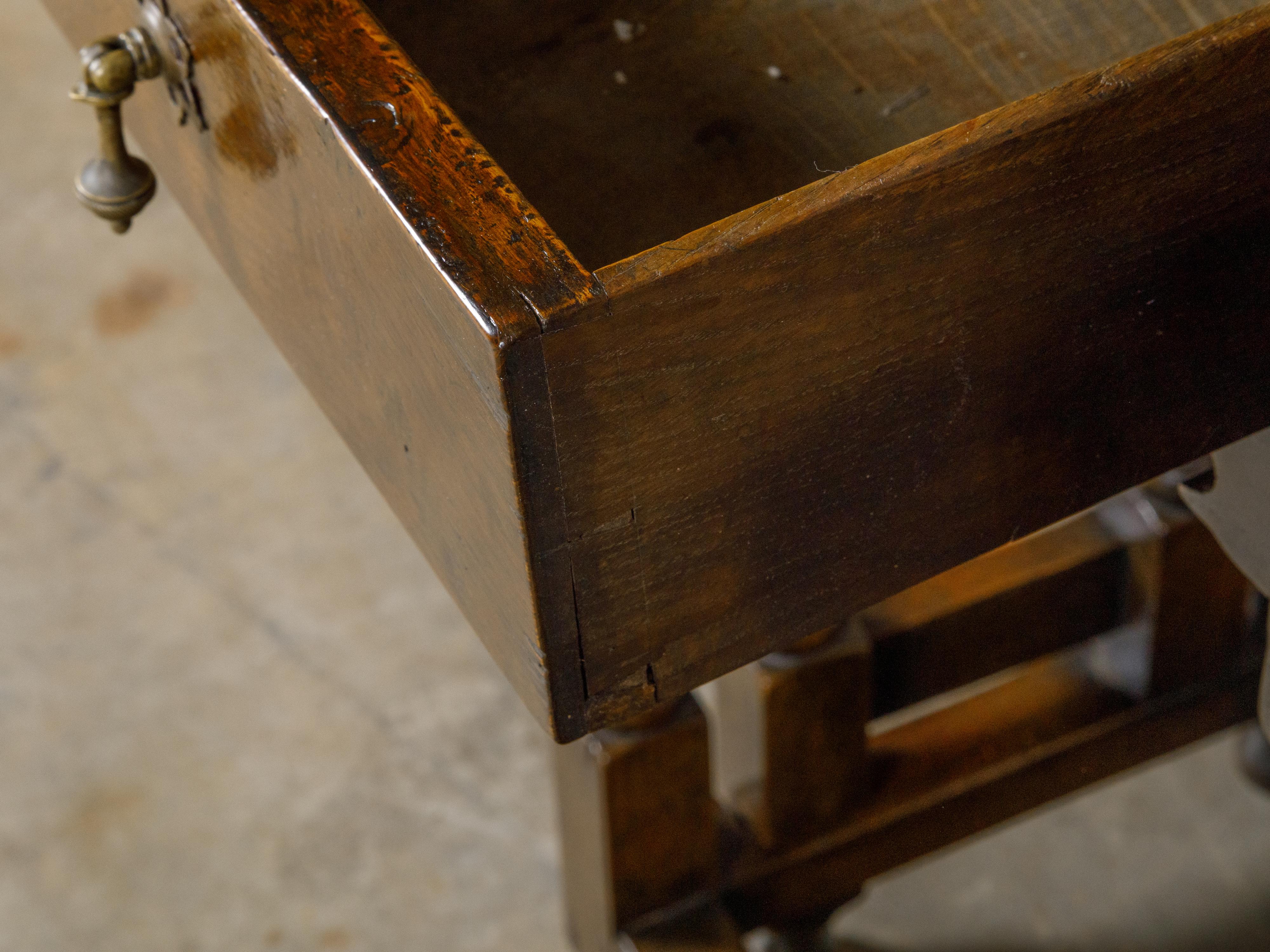 Englischer klappbarer Eichenholztisch aus dem 19. Jahrhundert mit drehbaren Beinen und einer Schublade im Angebot 3