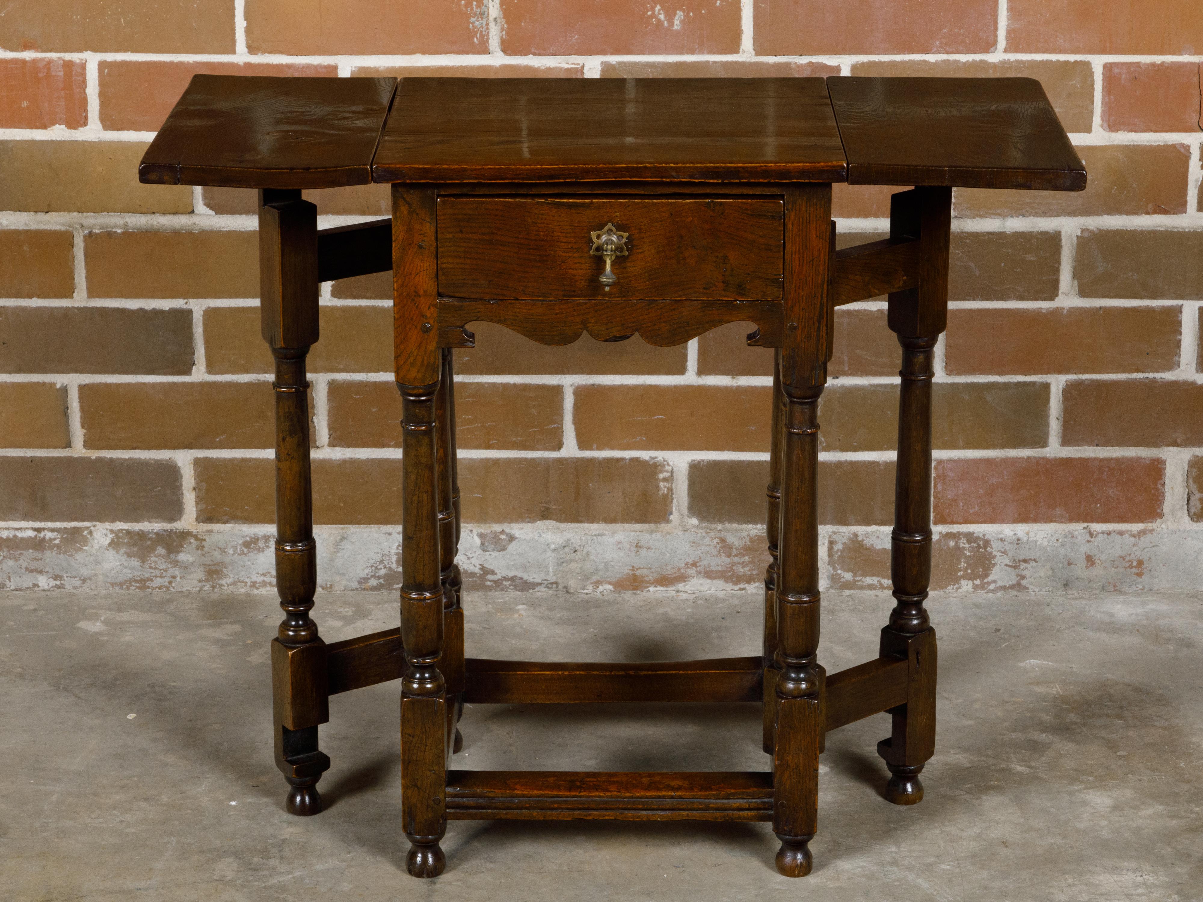 Englischer klappbarer Eichenholztisch aus dem 19. Jahrhundert mit drehbaren Beinen und einer Schublade im Angebot 4