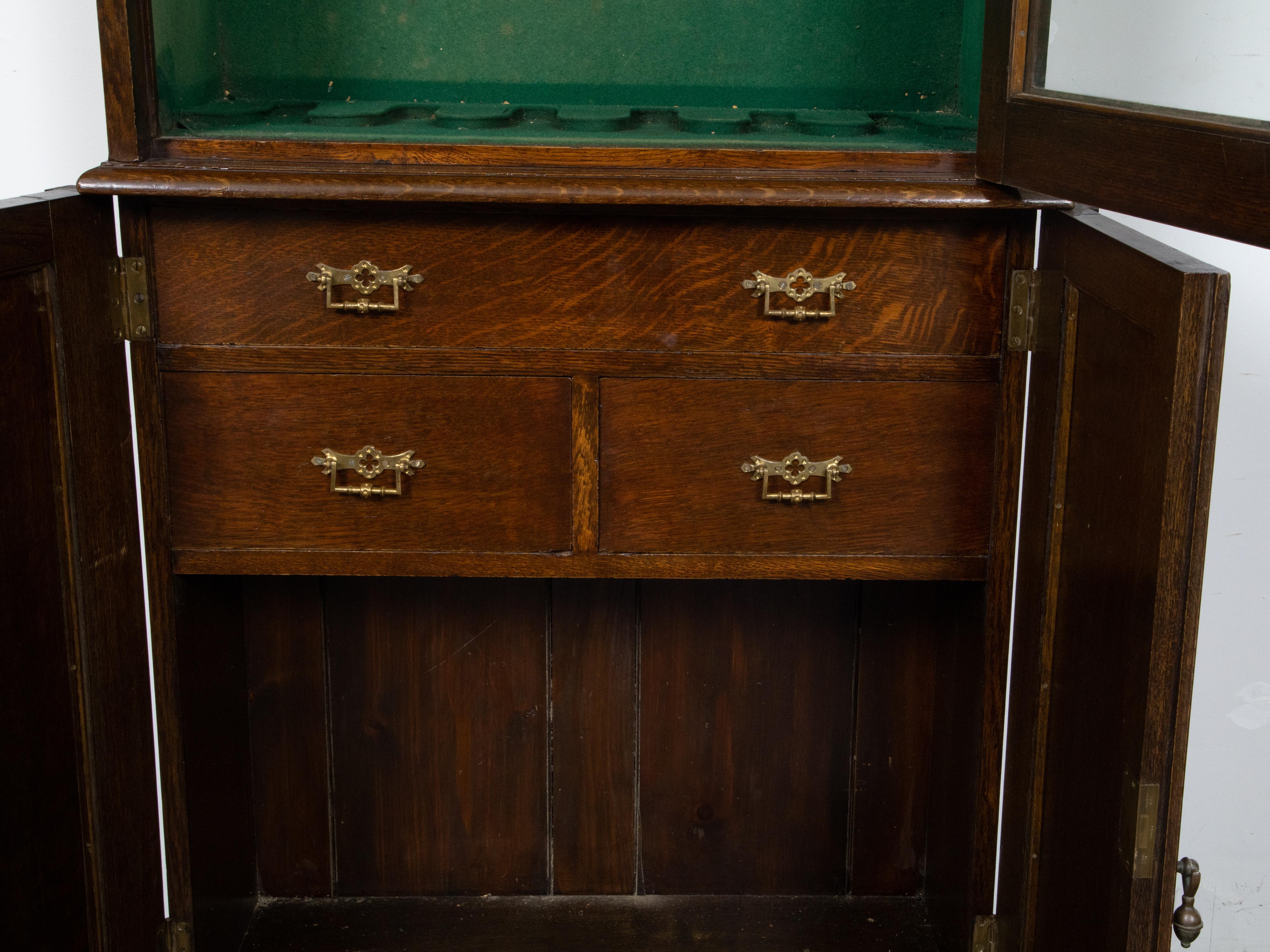 English 19th Century Oak Gun Cabinet with Single Glass Door and Inner Drawers For Sale 7