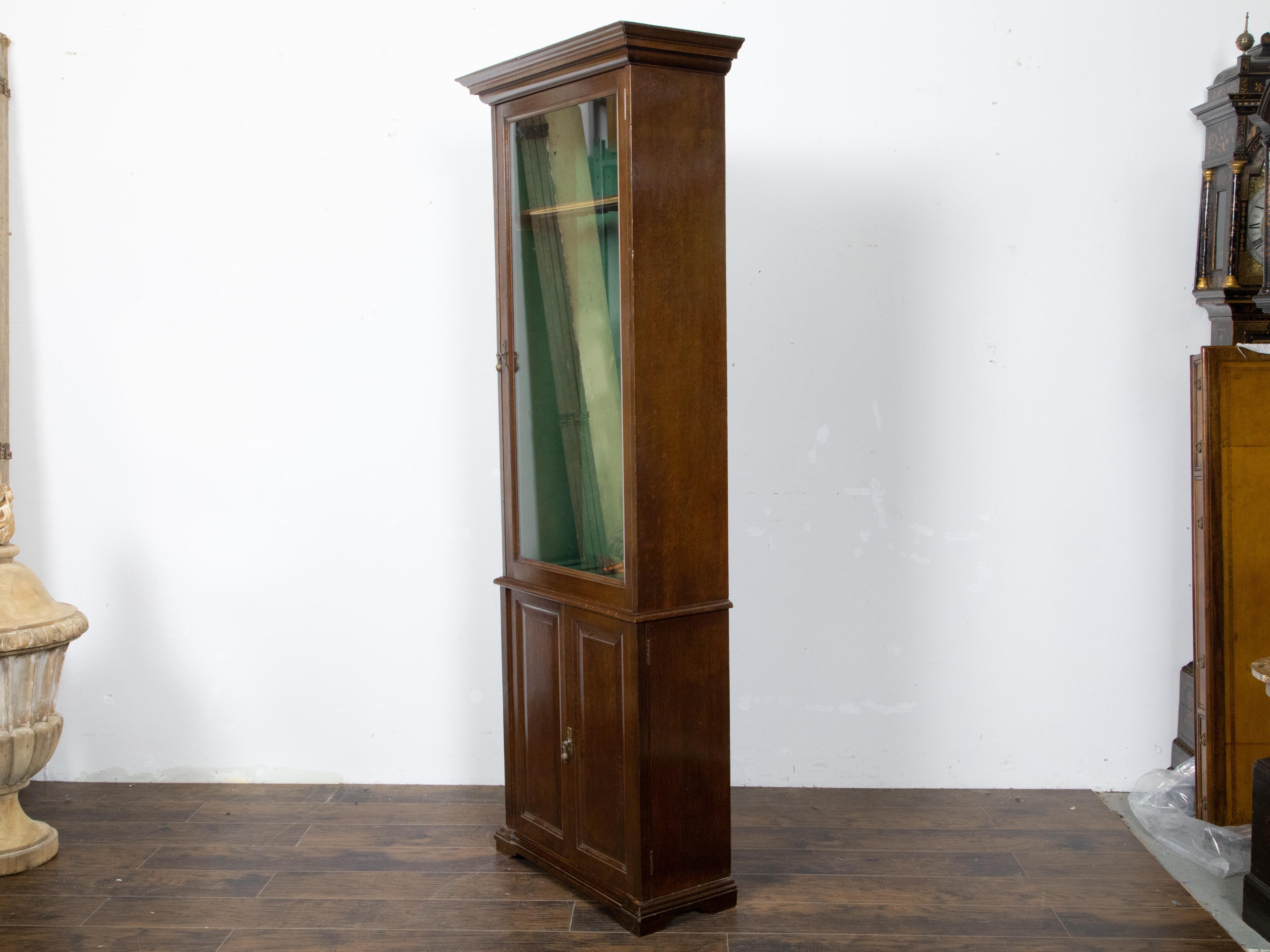 Anglais Armoire à fusils en chêne du 19ème siècle avec porte simple en verre et tiroirs intérieurs en vente