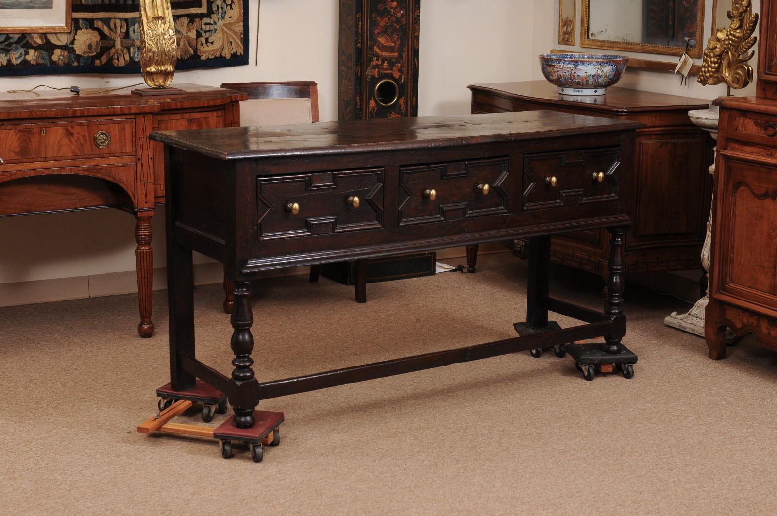 Base de commode en chêne du XIXe siècle de style jacobéen, pieds avant et traverse tournés