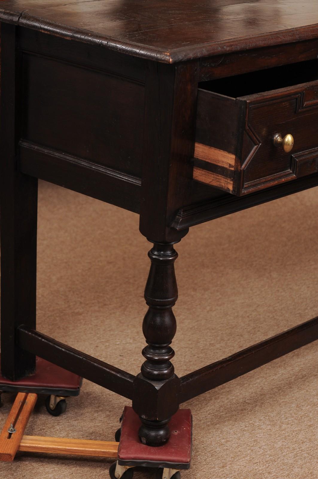 Base de commode en chêne du XIXe siècle de style jacobéen, pieds avant tournés État moyen - En vente à Atlanta, GA