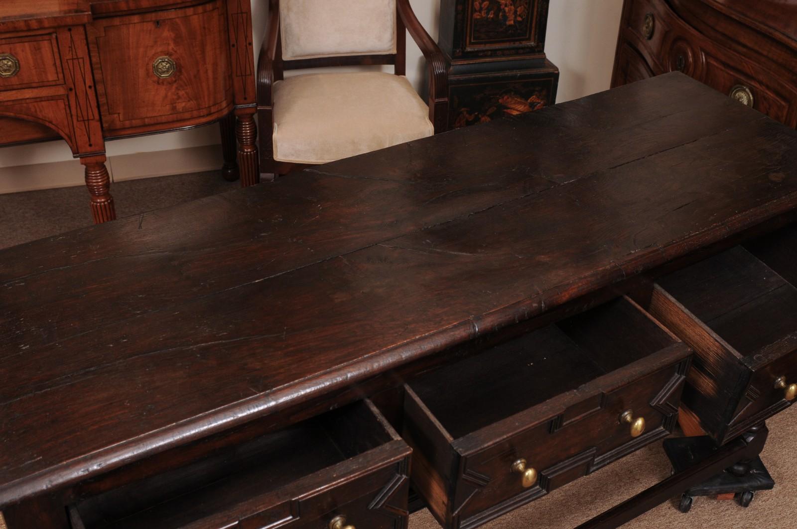 Chêne Base de commode en chêne du XIXe siècle de style jacobéen, pieds avant tournés en vente