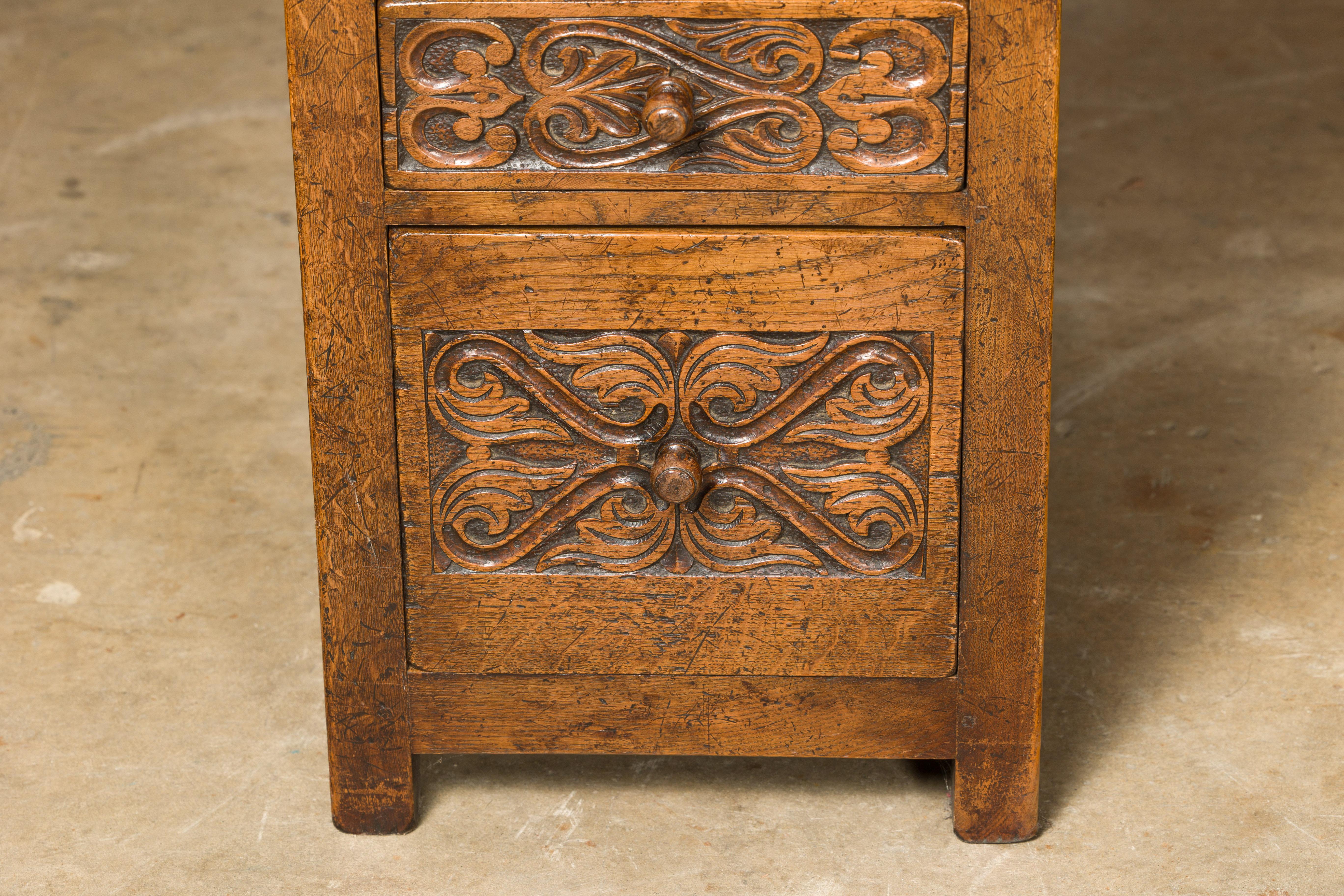 English 19th Century Oak Kneehole Desk with Nine Drawers and Carved Foliage For Sale 6