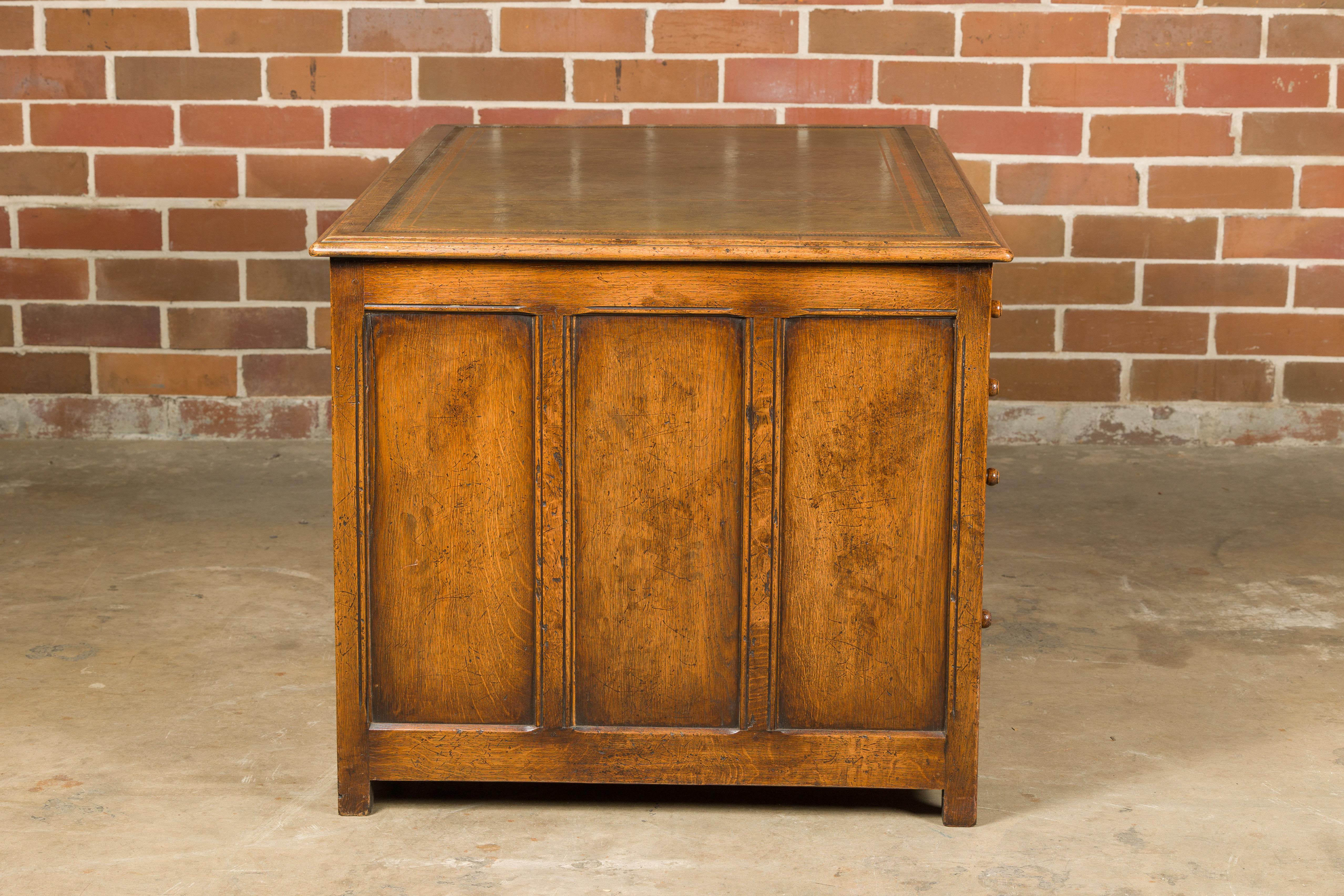 English 19th Century Oak Kneehole Desk with Nine Drawers and Carved Foliage For Sale 11