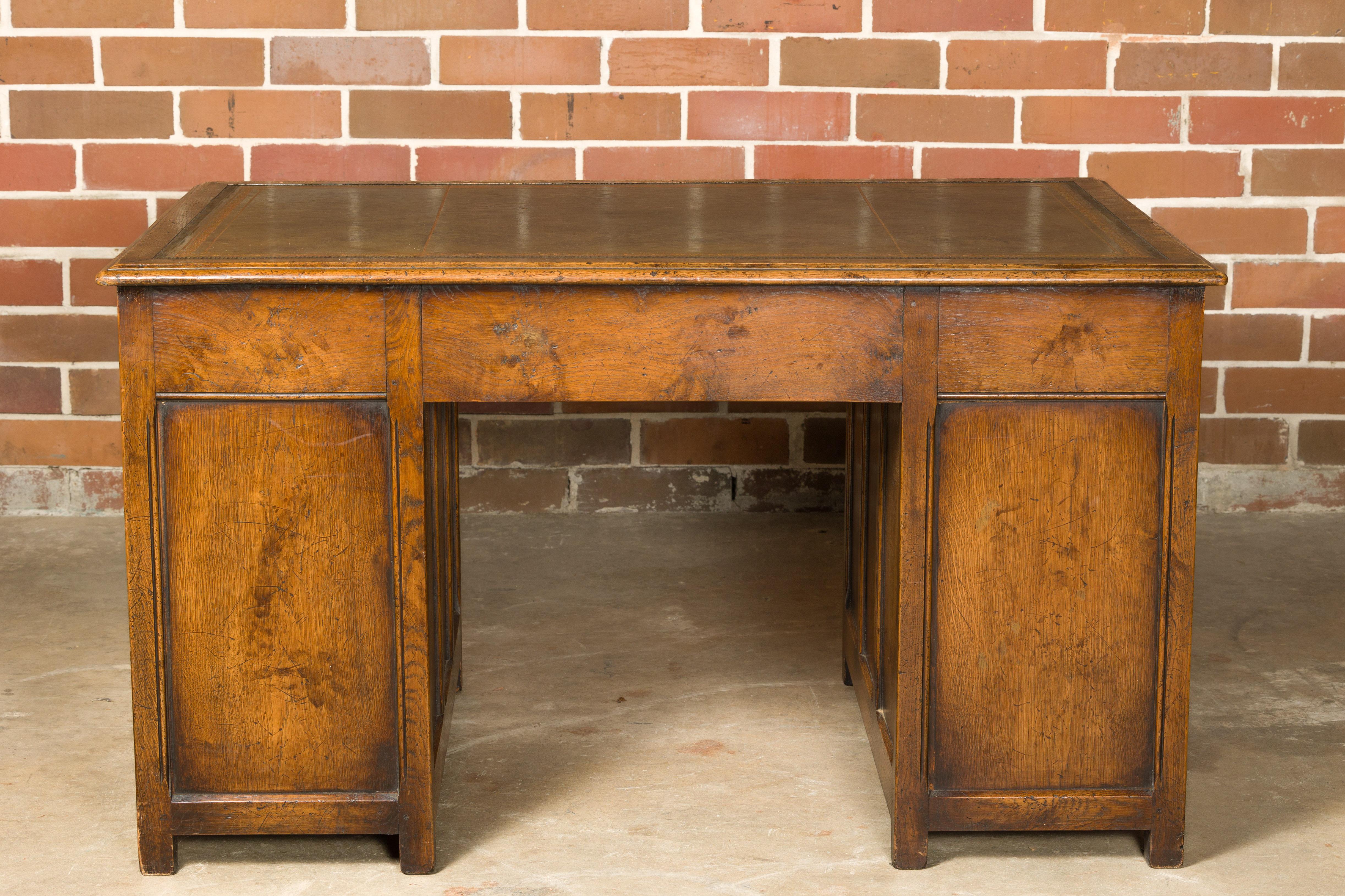 English 19th Century Oak Kneehole Desk with Nine Drawers and Carved Foliage For Sale 13