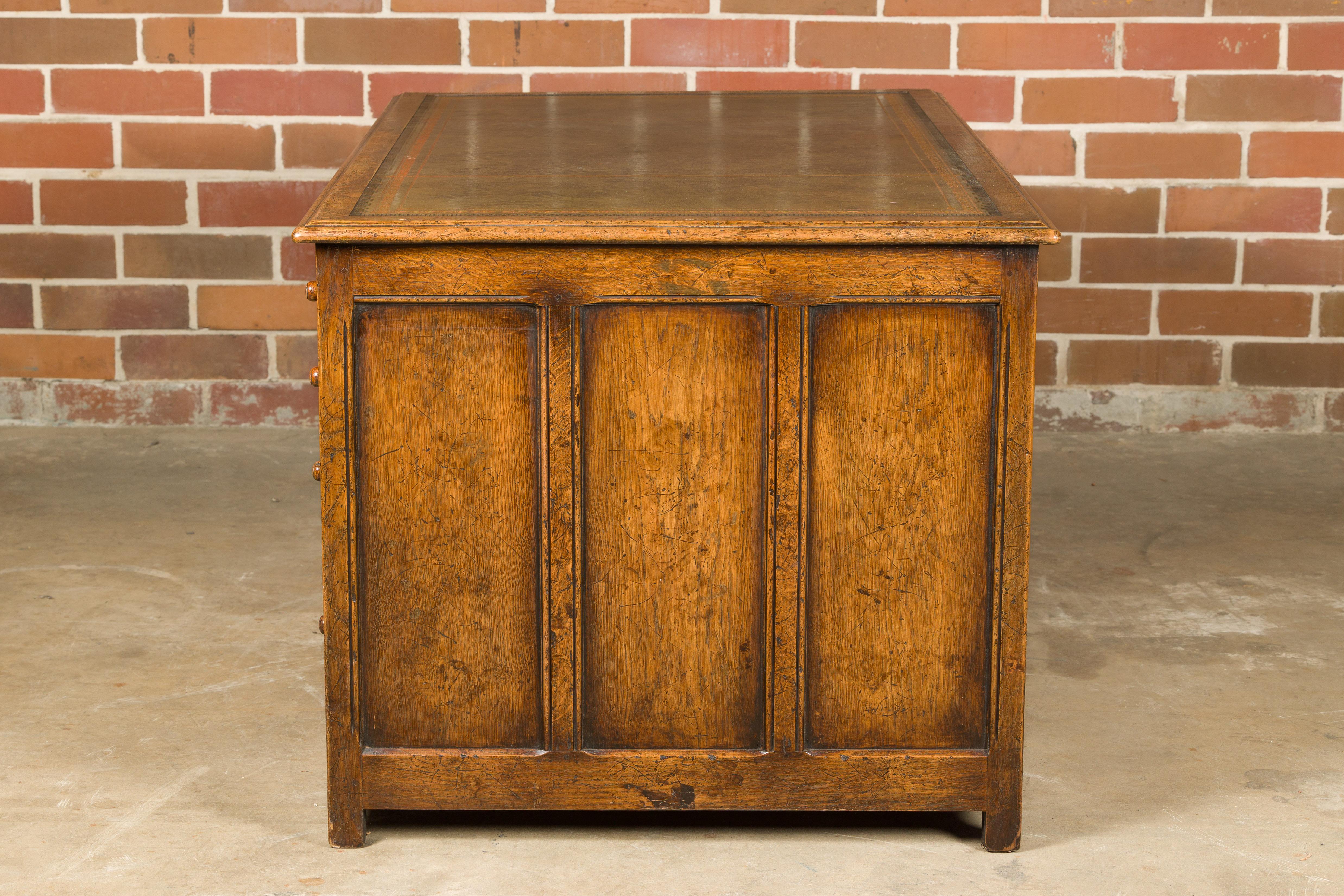 English 19th Century Oak Kneehole Desk with Nine Drawers and Carved Foliage For Sale 14