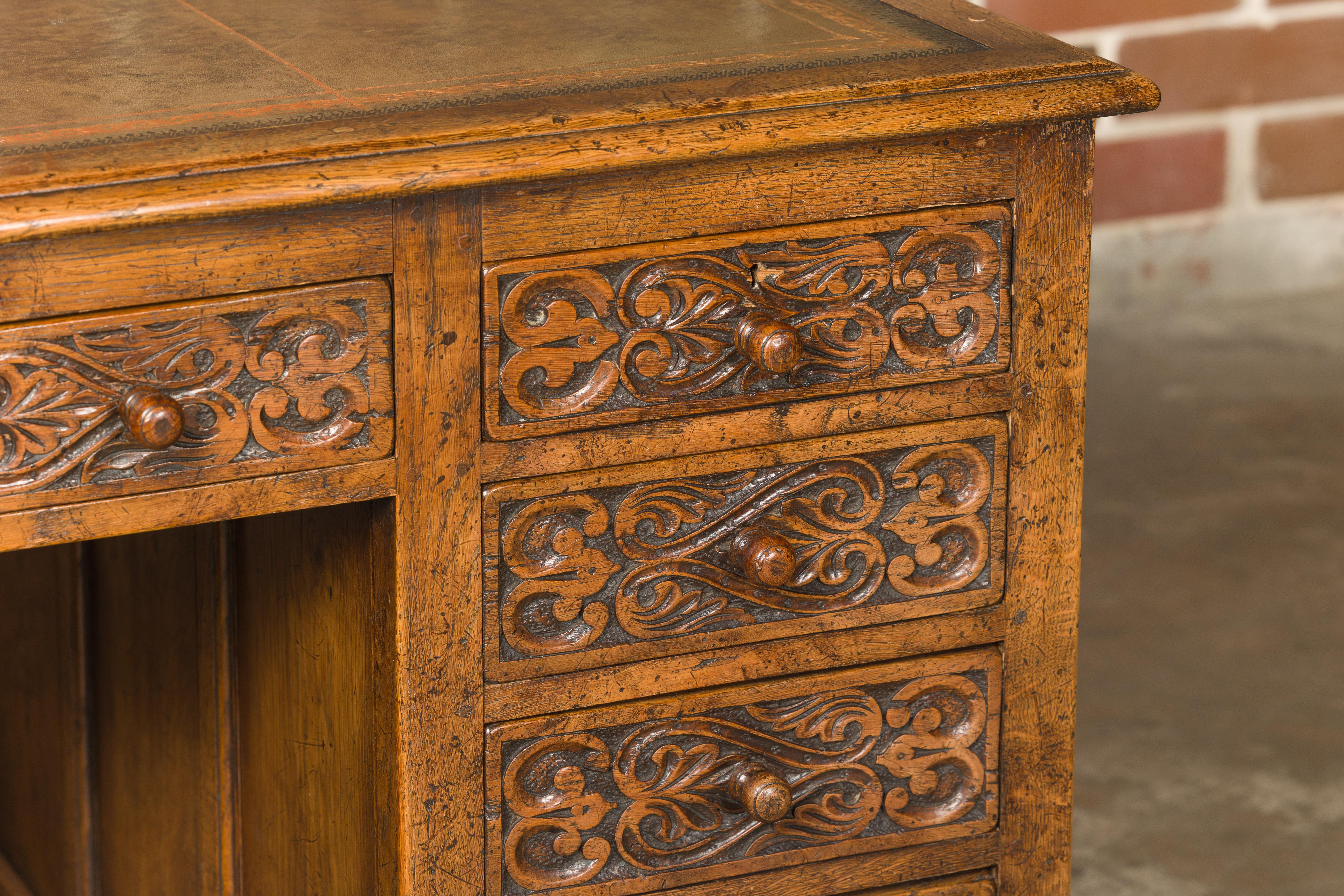 English 19th Century Oak Kneehole Desk with Nine Drawers and Carved Foliage For Sale 4