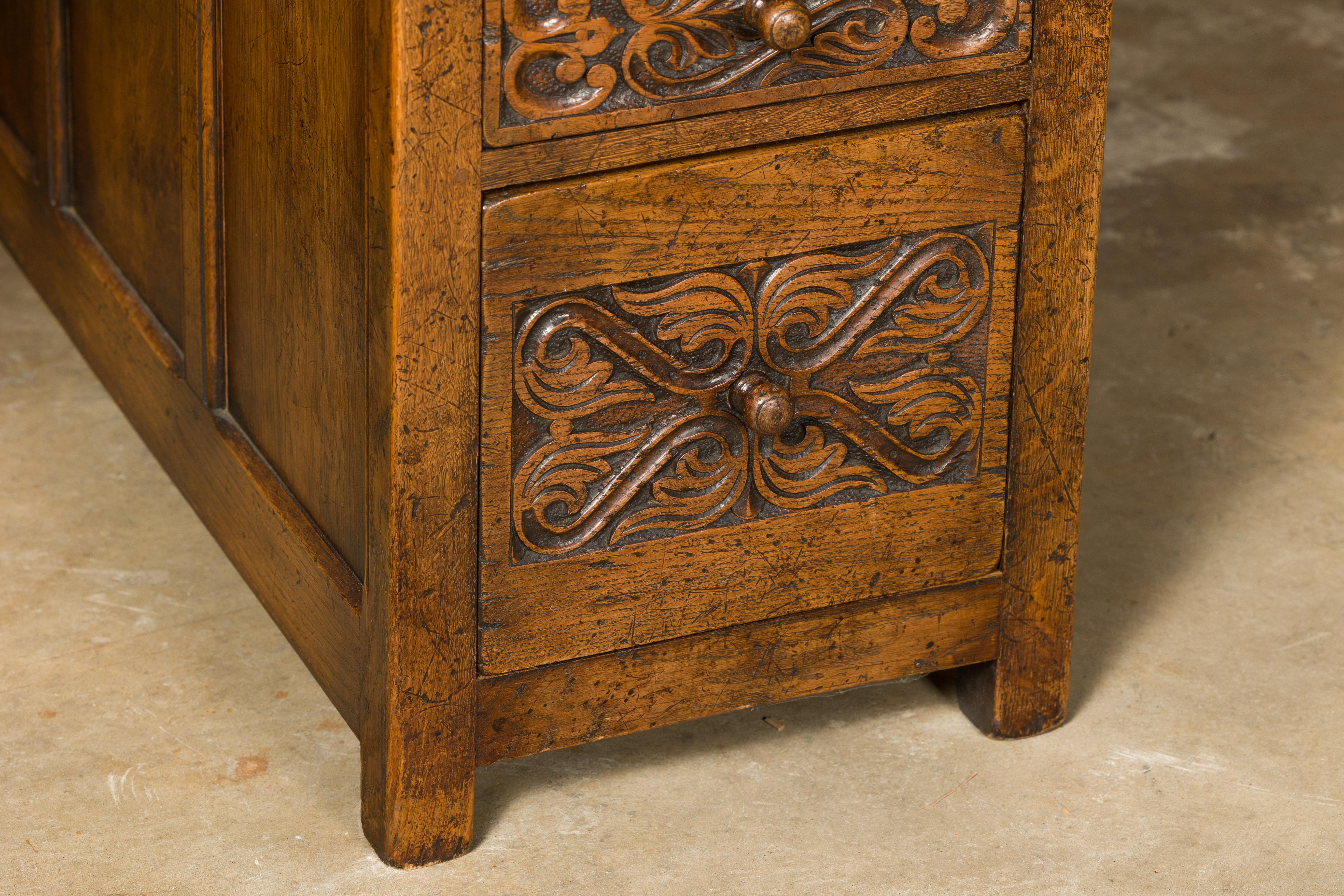 English 19th Century Oak Kneehole Desk with Nine Drawers and Carved Foliage For Sale 5