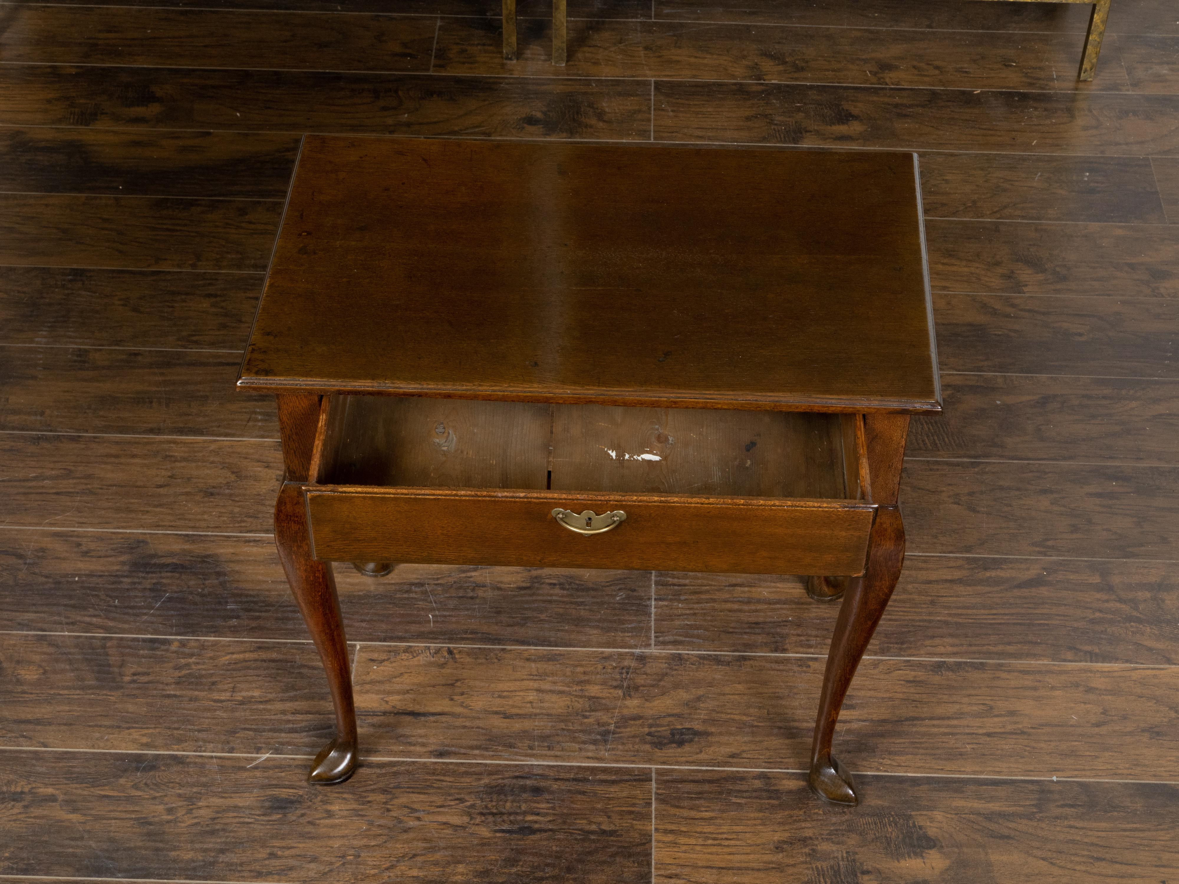 English 19th Century Oak Lowboy with Drawer, Chippendale Handle and Slipper Feet 6