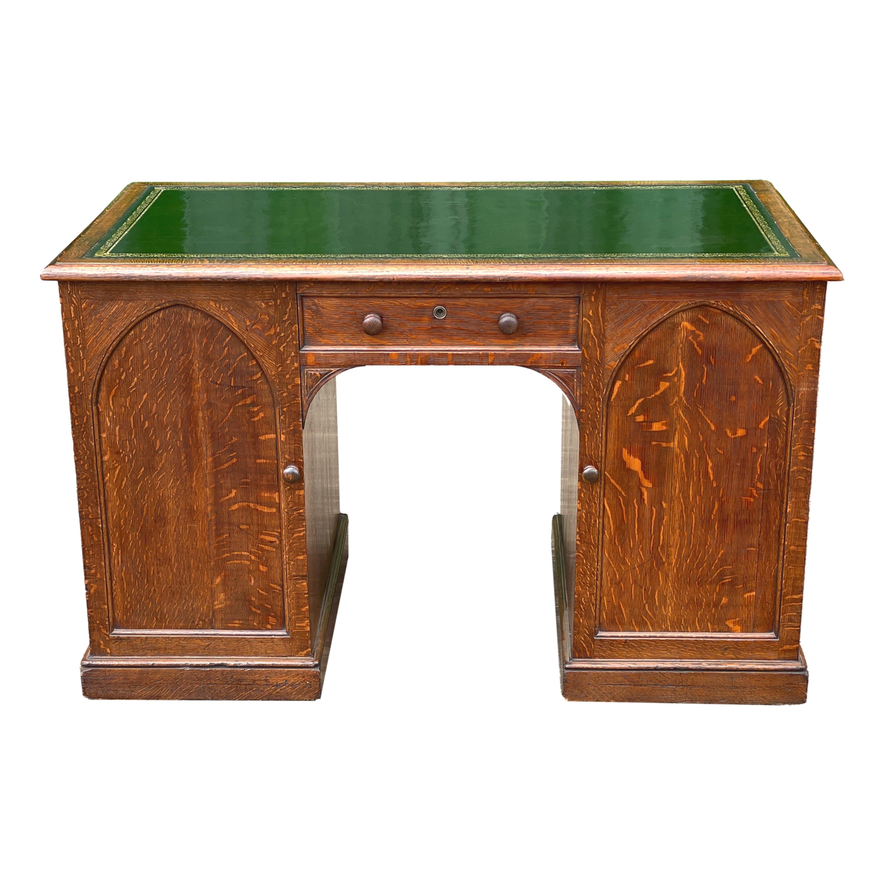 English 19th Century Oak Pedestal Desk In Good Condition For Sale In Bedfordshire, GB