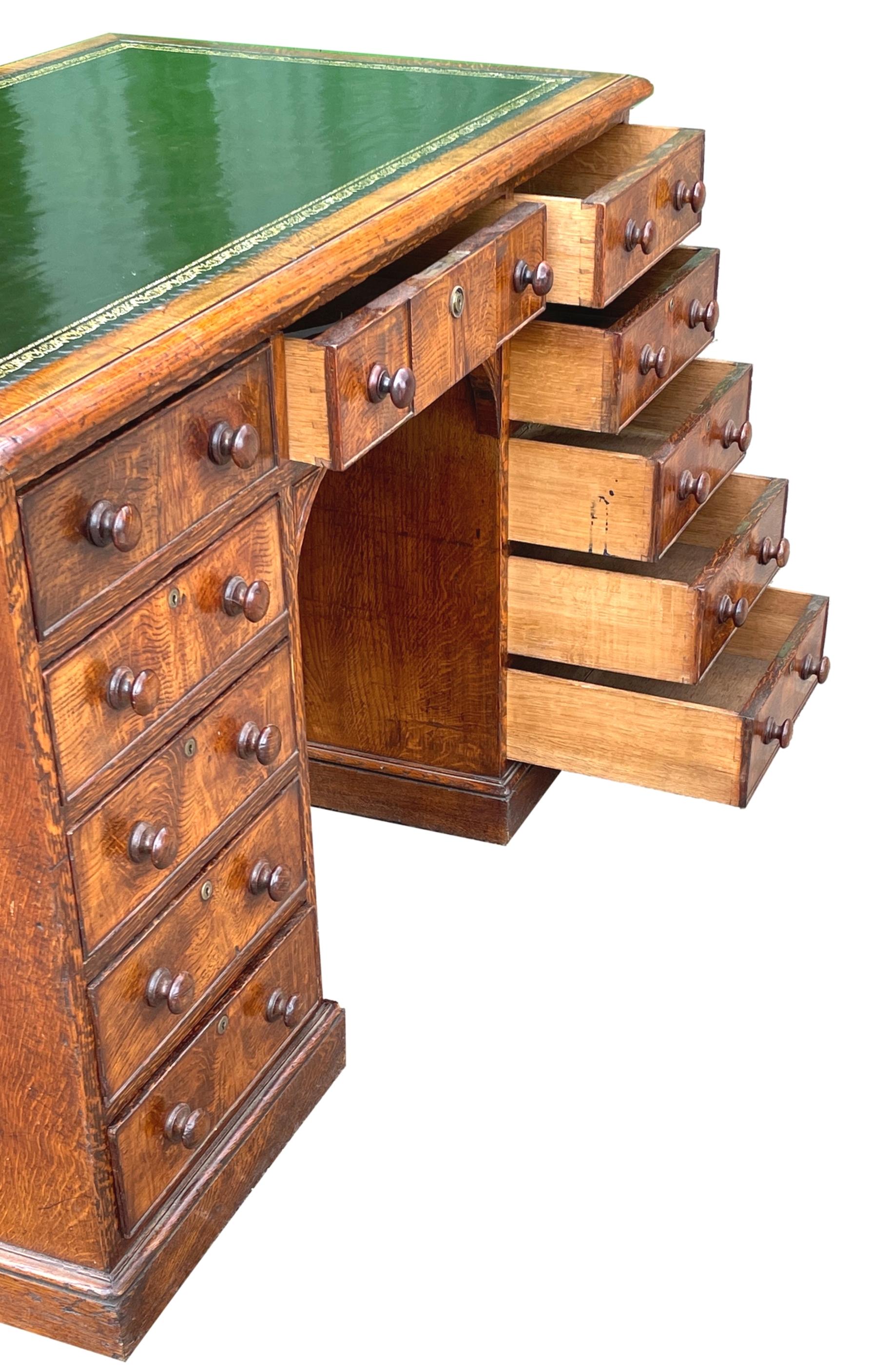 Chêne Bureau à piédestal en Oak du 19ème siècle anglais en vente