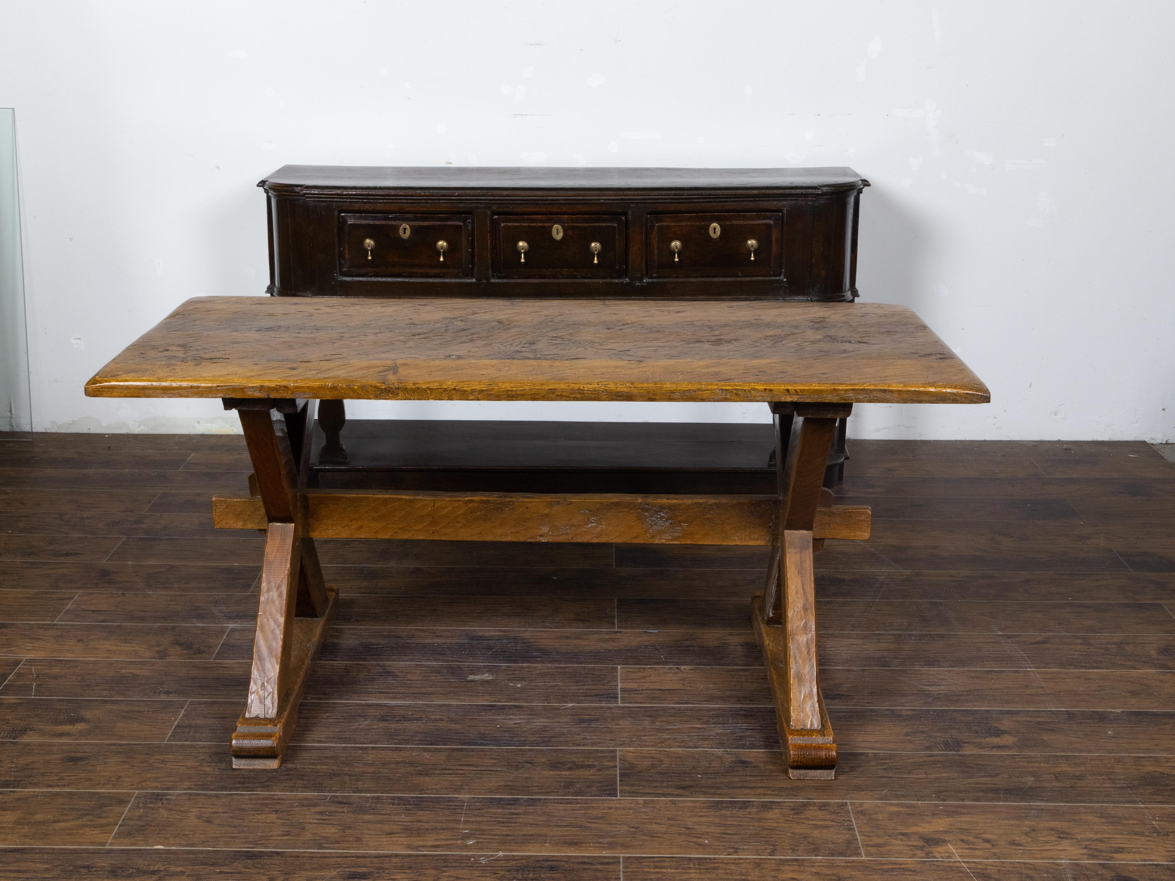 Rustique Table Sawbuck anglaise du 19ème siècle en chêne avec base en forme de X et caractère rustique en vente