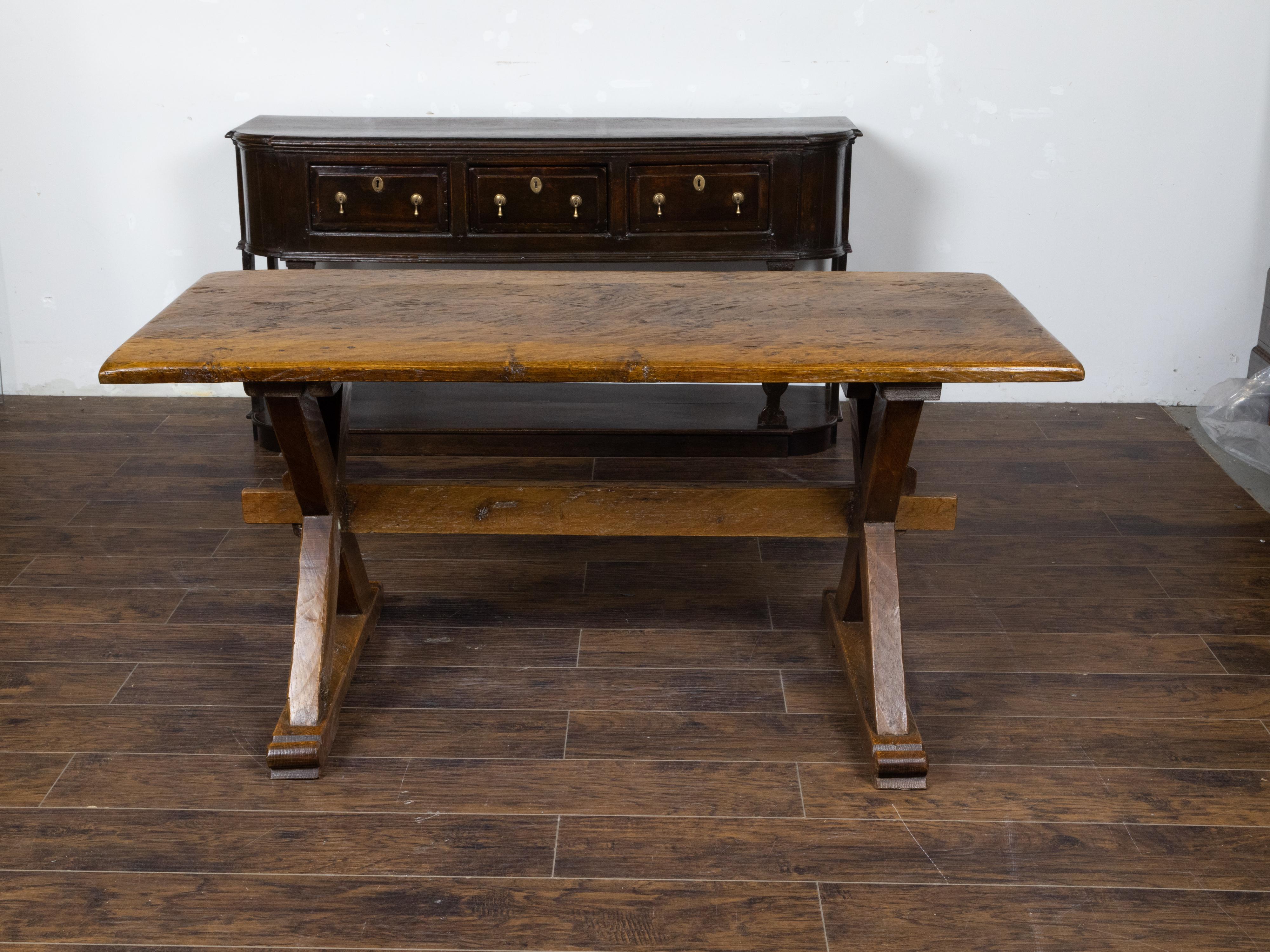 Table Sawbuck anglaise du 19ème siècle en chêne avec base en forme de X et caractère rustique Bon état - En vente à Atlanta, GA