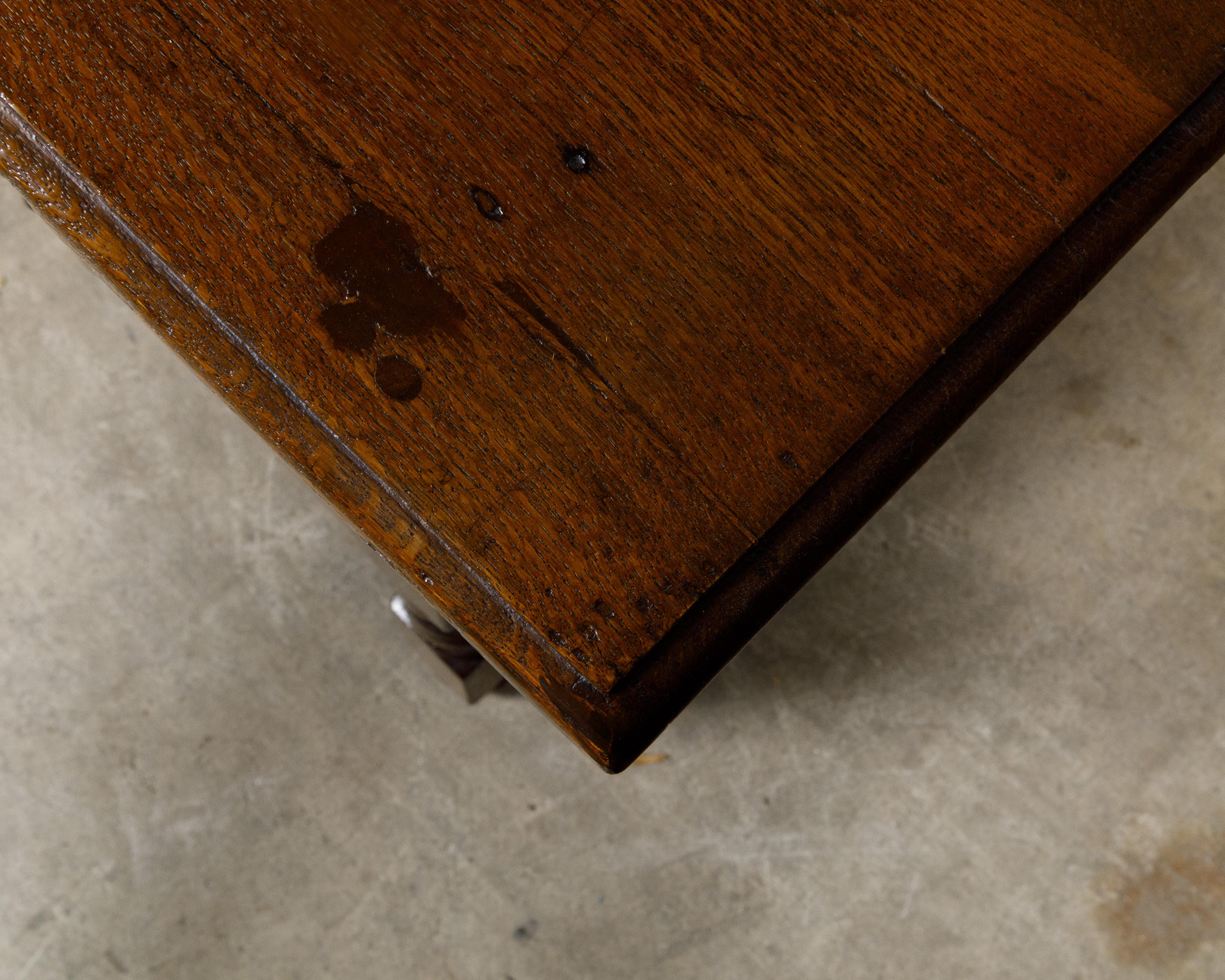 English 19th Century Oak Side Table with Carved Bobbin Legs and Single Drawer In Good Condition For Sale In Atlanta, GA