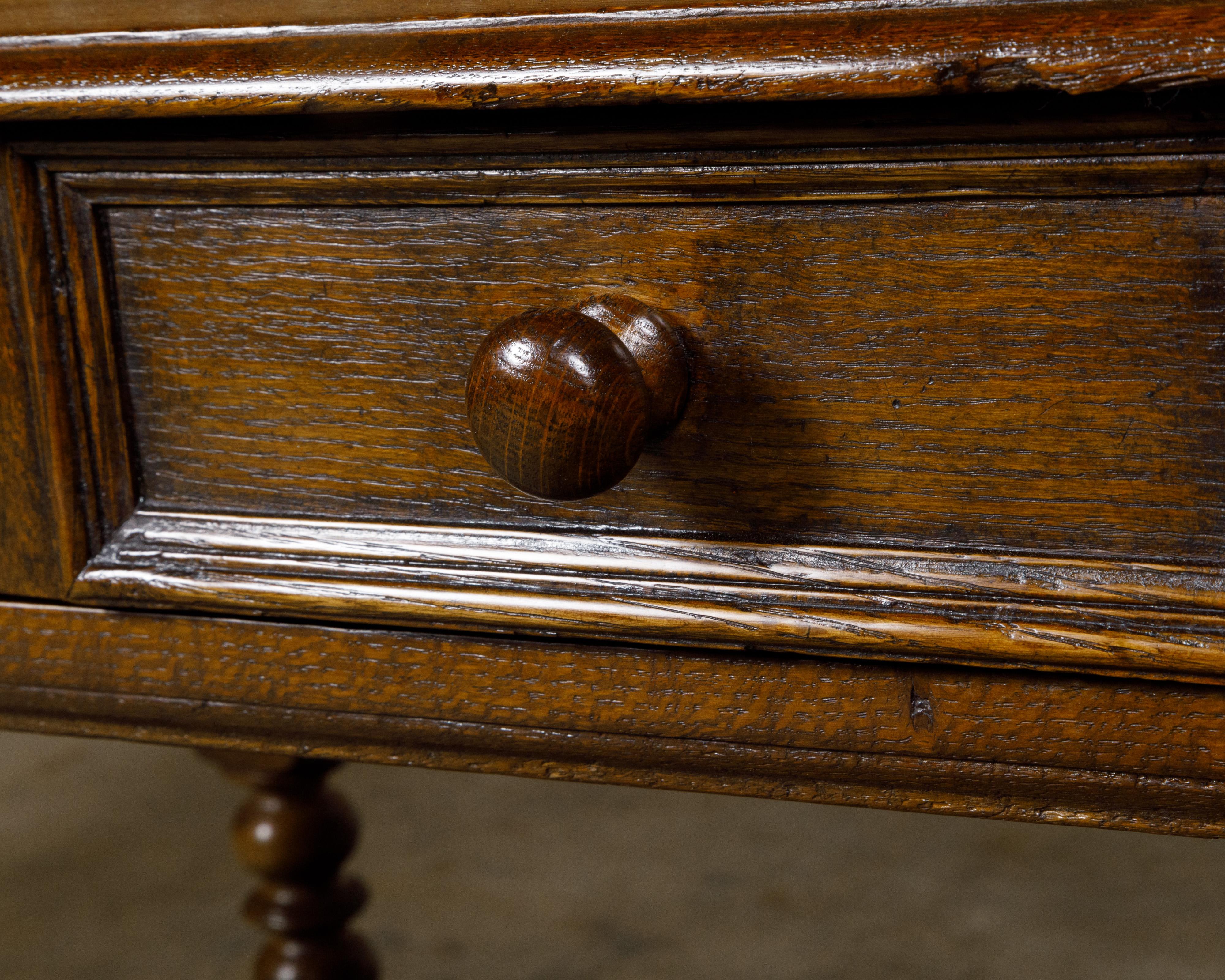 English 19th Century Oak Side Table with Carved Bobbin Legs and Single Drawer For Sale 4