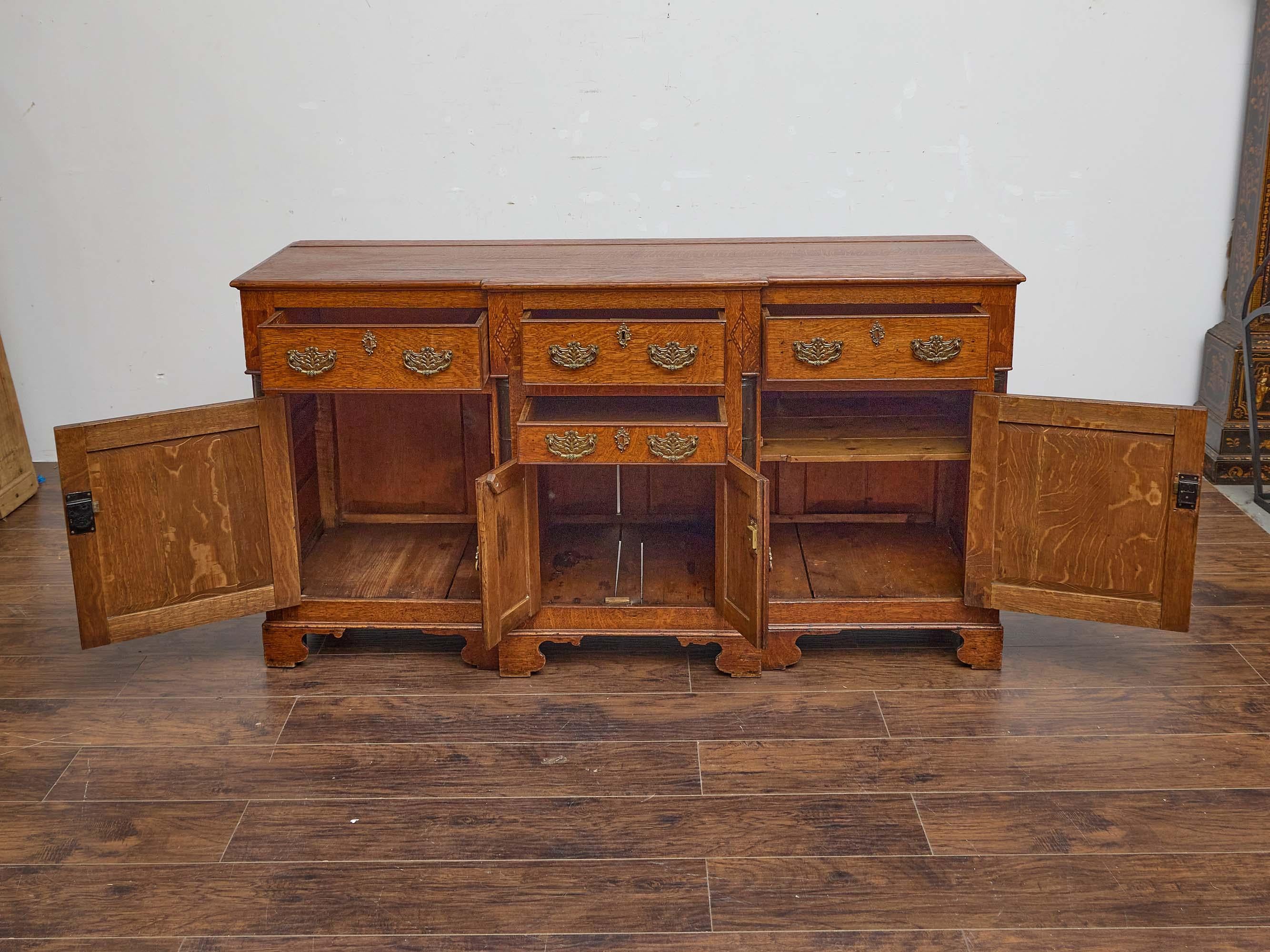 Aparador inglés de roble del siglo XIX con herrajes de latón y columnas ebonizadas Ebonizado en venta