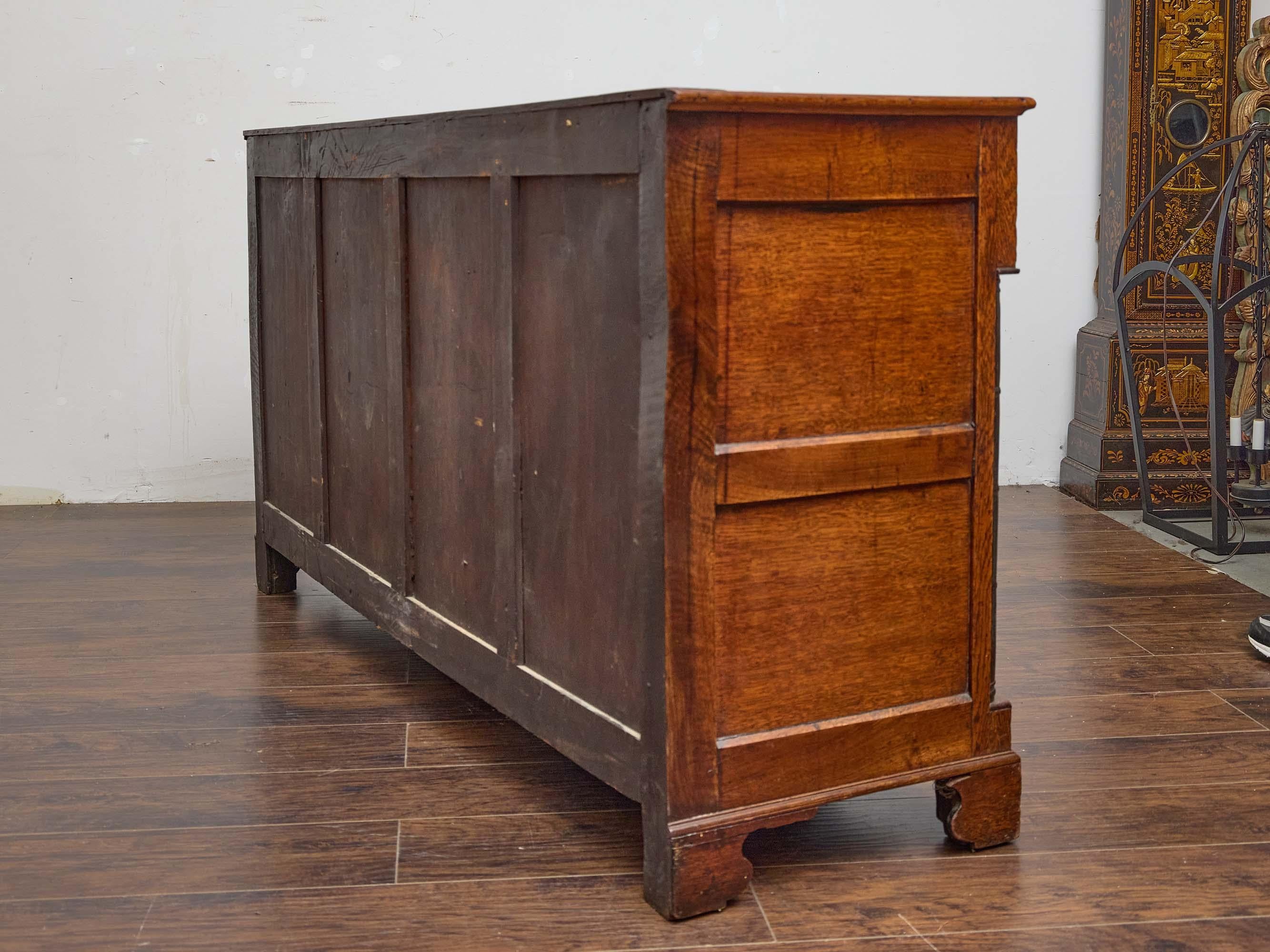 Aparador inglés de roble del siglo XIX con herrajes de latón y columnas ebonizadas Roble en venta