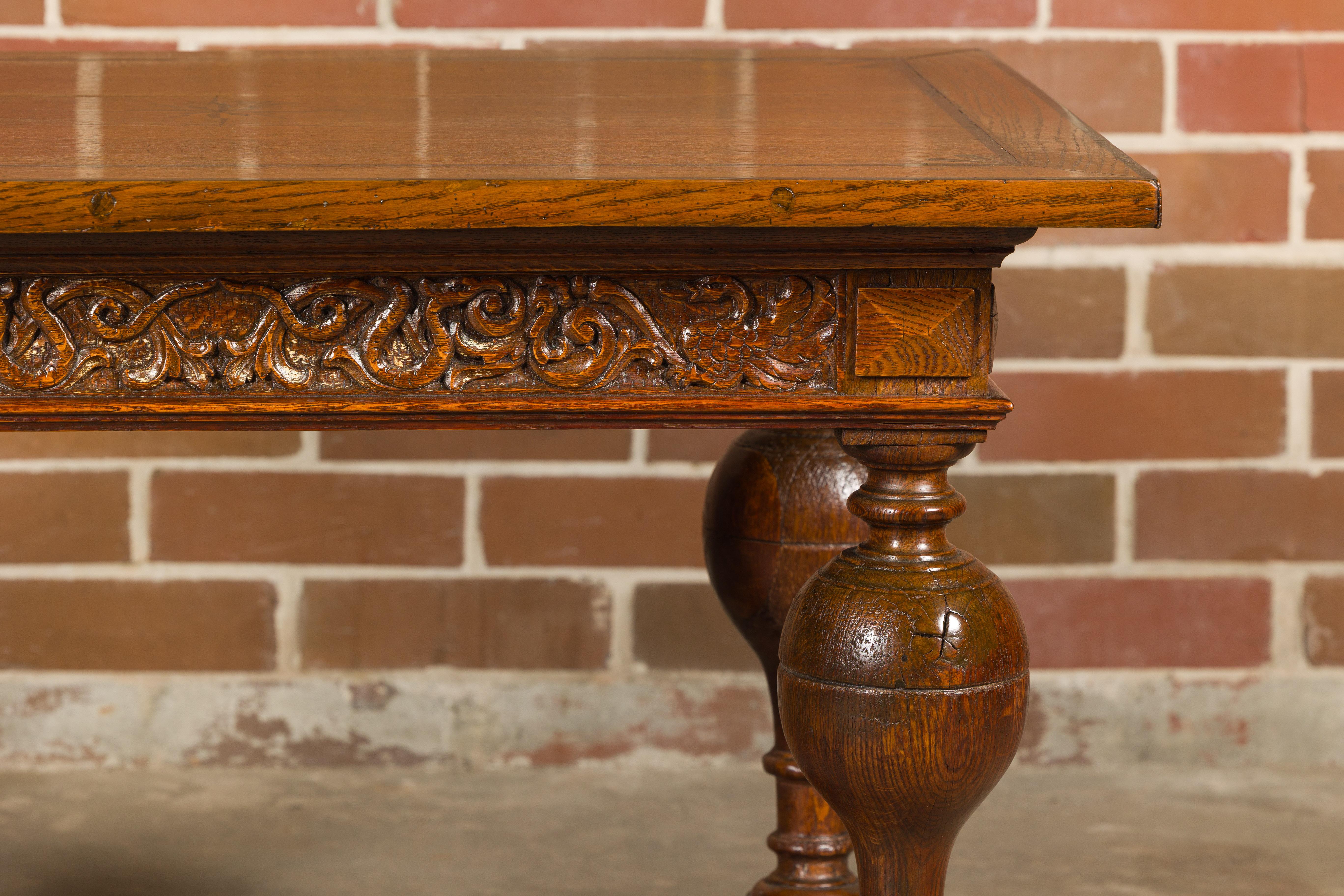 English 19th Century Oak Table with Carved Apron and Turned Baluster Legs For Sale 1