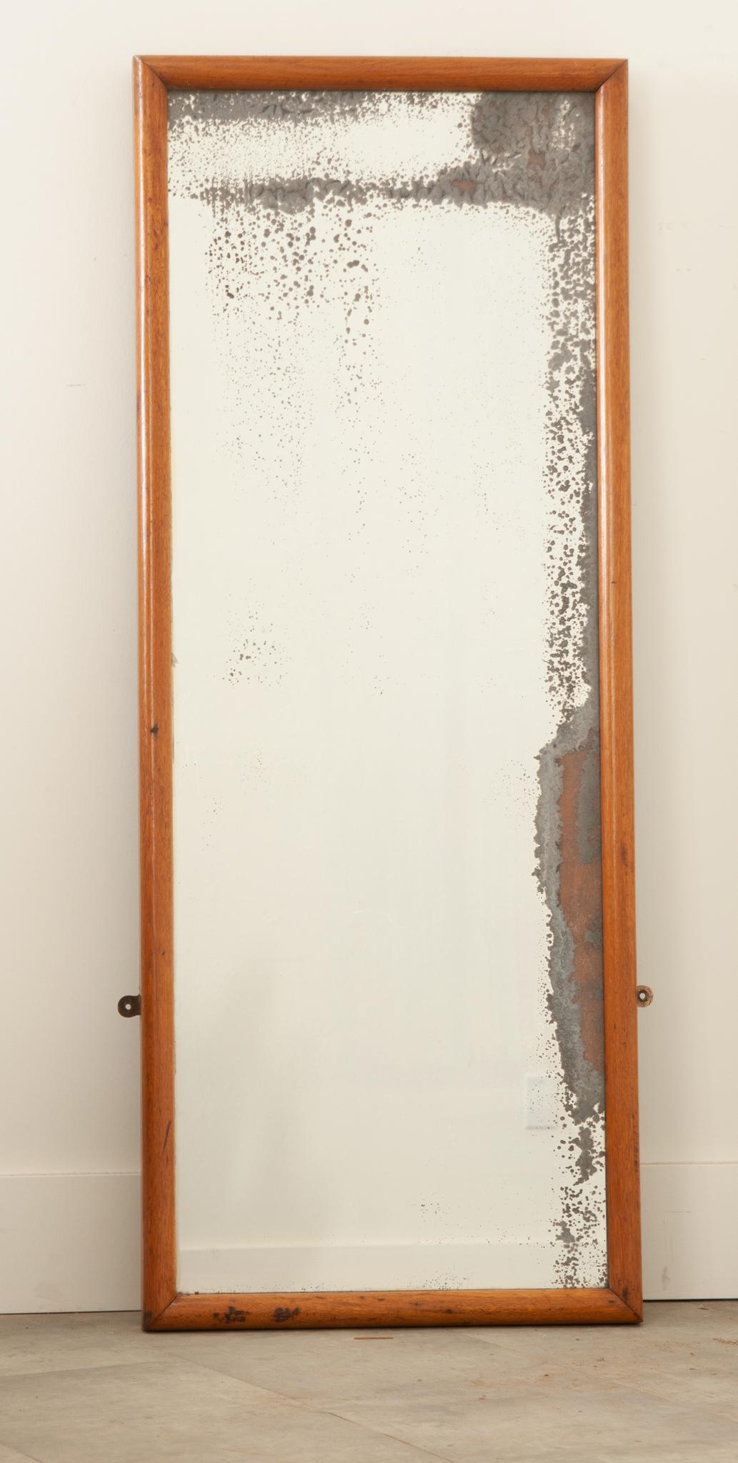 Ein schlanker Eichenspiegel mit Originalglas aus einem englischen Eisenbahnwagen.