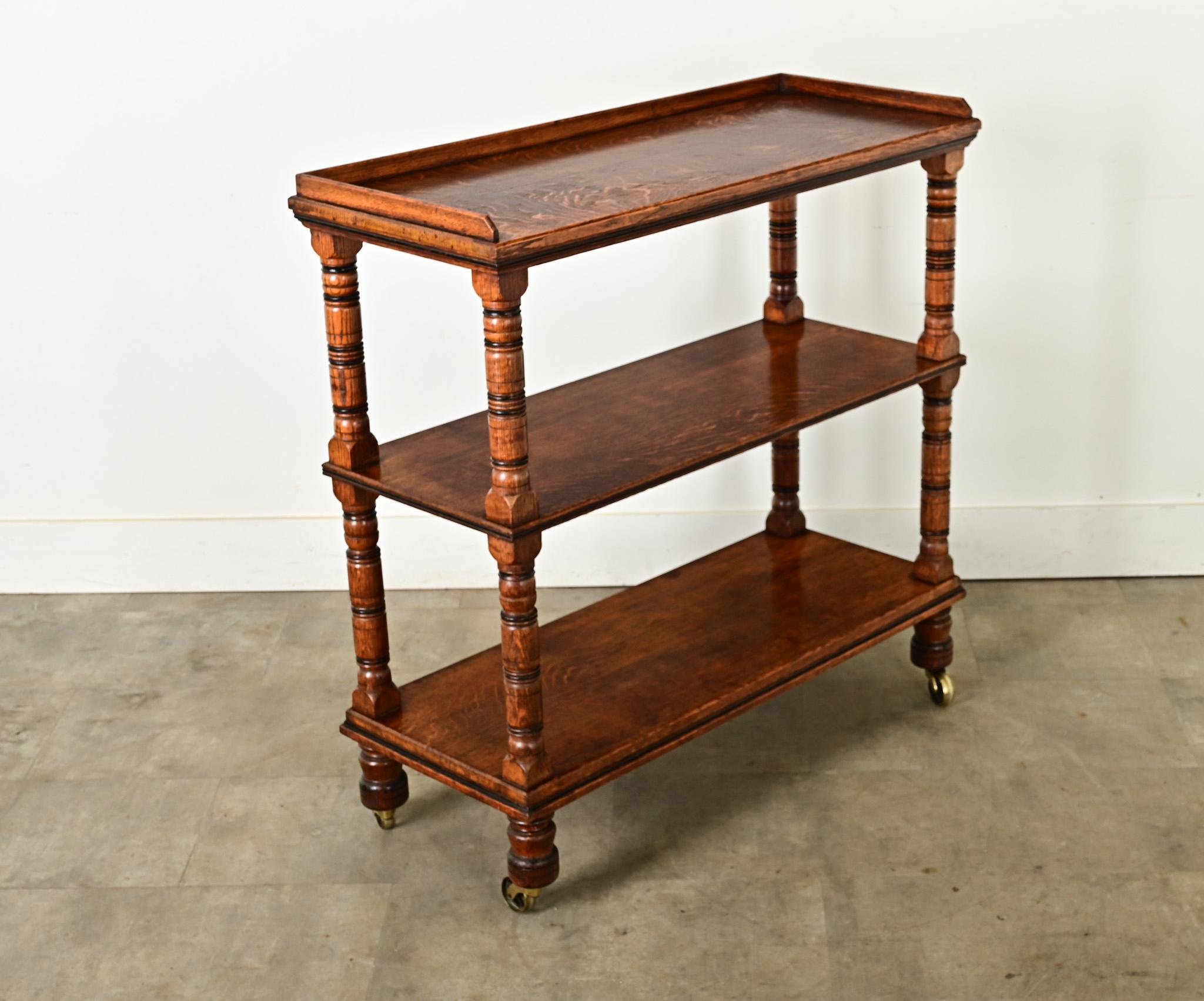 Un superbe chariot, fait de planches de chêne richement figurées et de poteaux tournés, provenant de l'Angleterre du XIXe siècle. Cette belle antiquité présente une finition merveilleusement patinée et unique qui la distingue vraiment des autres.