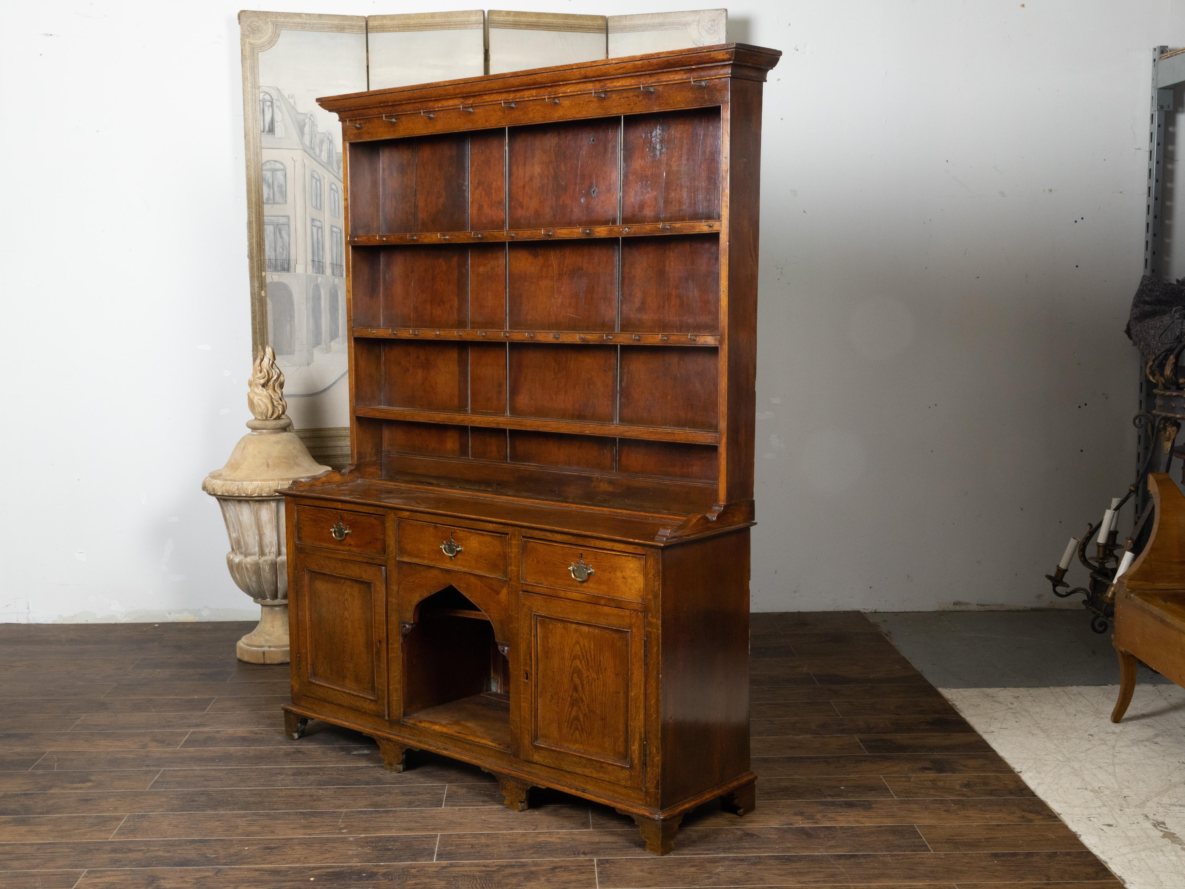 Englische walisische Kommode aus Eiche des 19. Jahrhunderts mit offenen Einlegeböden und niedrigem Sideboard (Geschnitzt) im Angebot