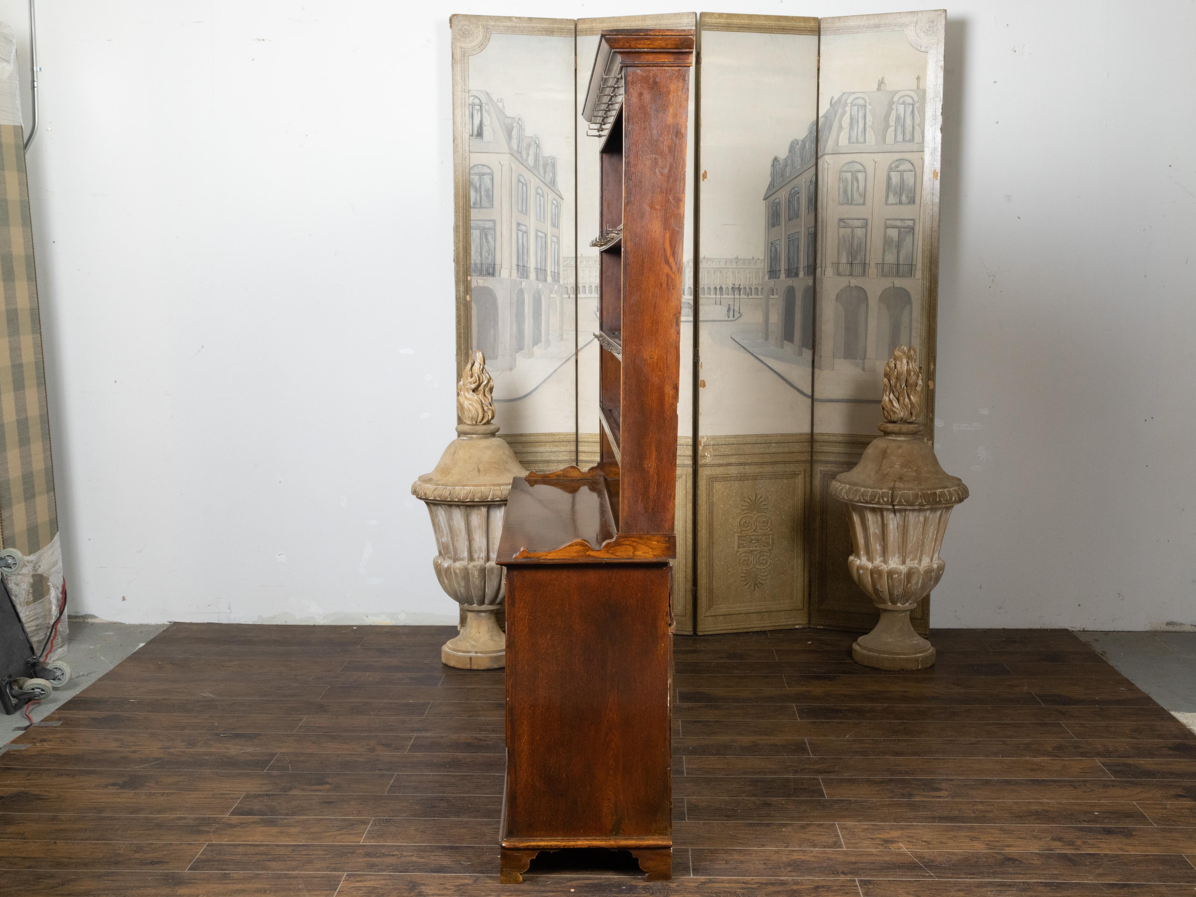 Intagliato Comò inglese del XIX secolo in Oak Welsh con ripiani aperti e credenza bassa in vendita