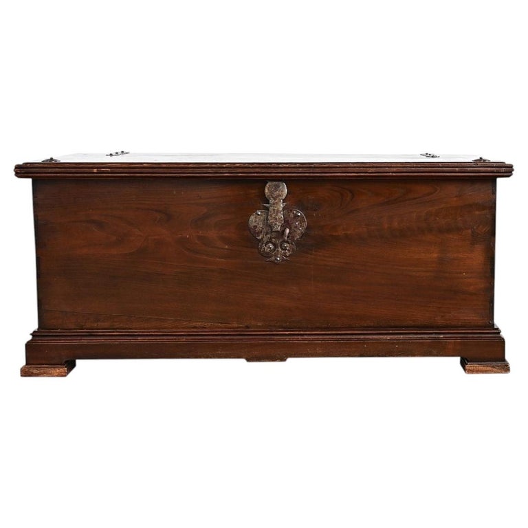 Englische Deckenkiste aus Mahagoni aus dem 19. Jahrhundert oder früher im Angebot bei 1stDibs Deutschland