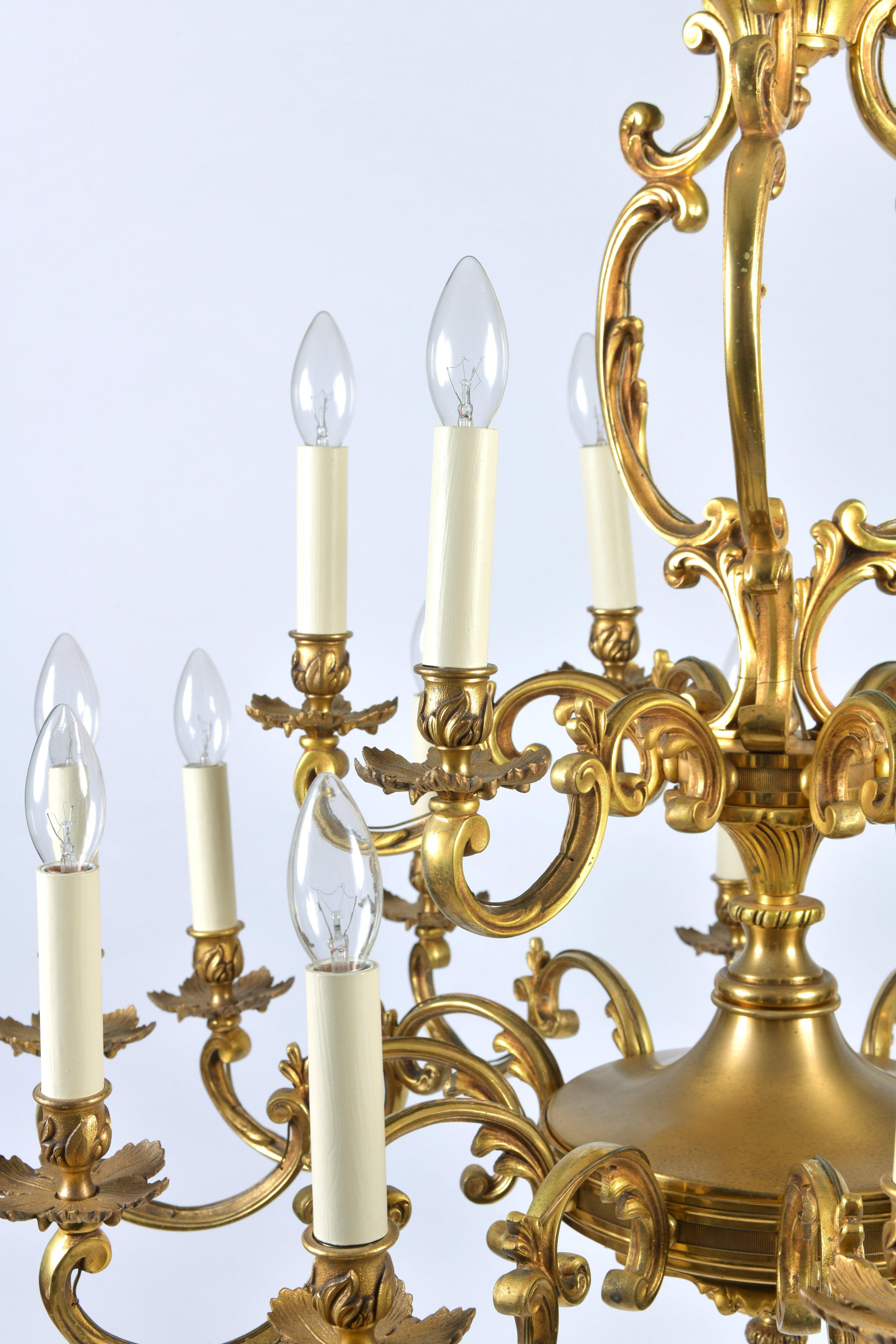 This outstanding and very striking English late 19th century ormolu chandelier features 18 branches with candlestick styled lights and a decorative central plate. The chandelier measures 34 in – 86.5 cm in diameter and 40 in – 101.5 cm in overall