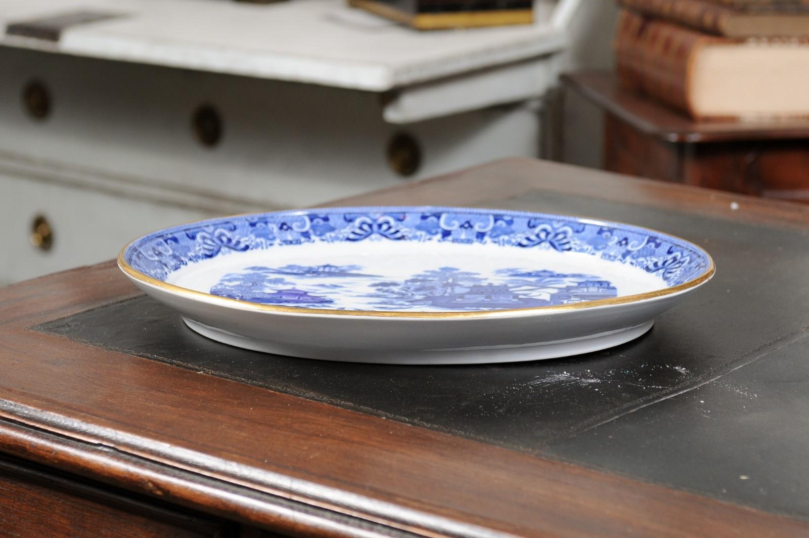 English 19th Century Oval Blue and White Porcelain Platter with Chinoiseries For Sale 4