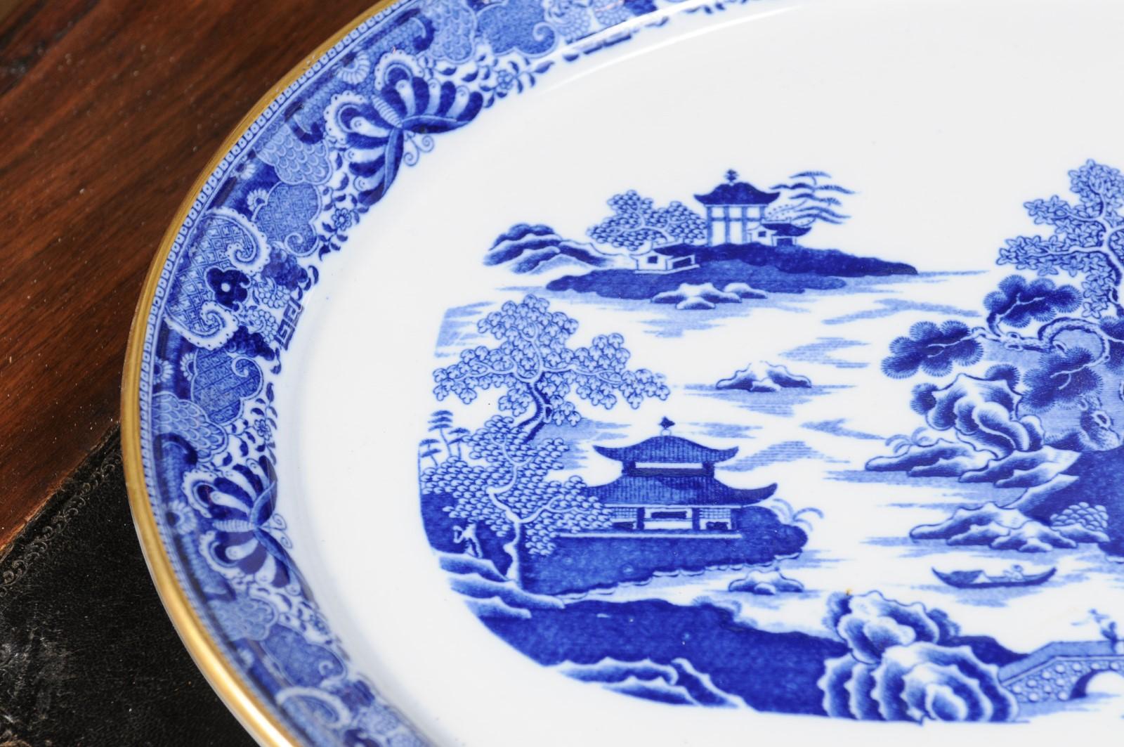 English 19th Century Oval Blue and White Porcelain Platter with Chinoiseries For Sale 5