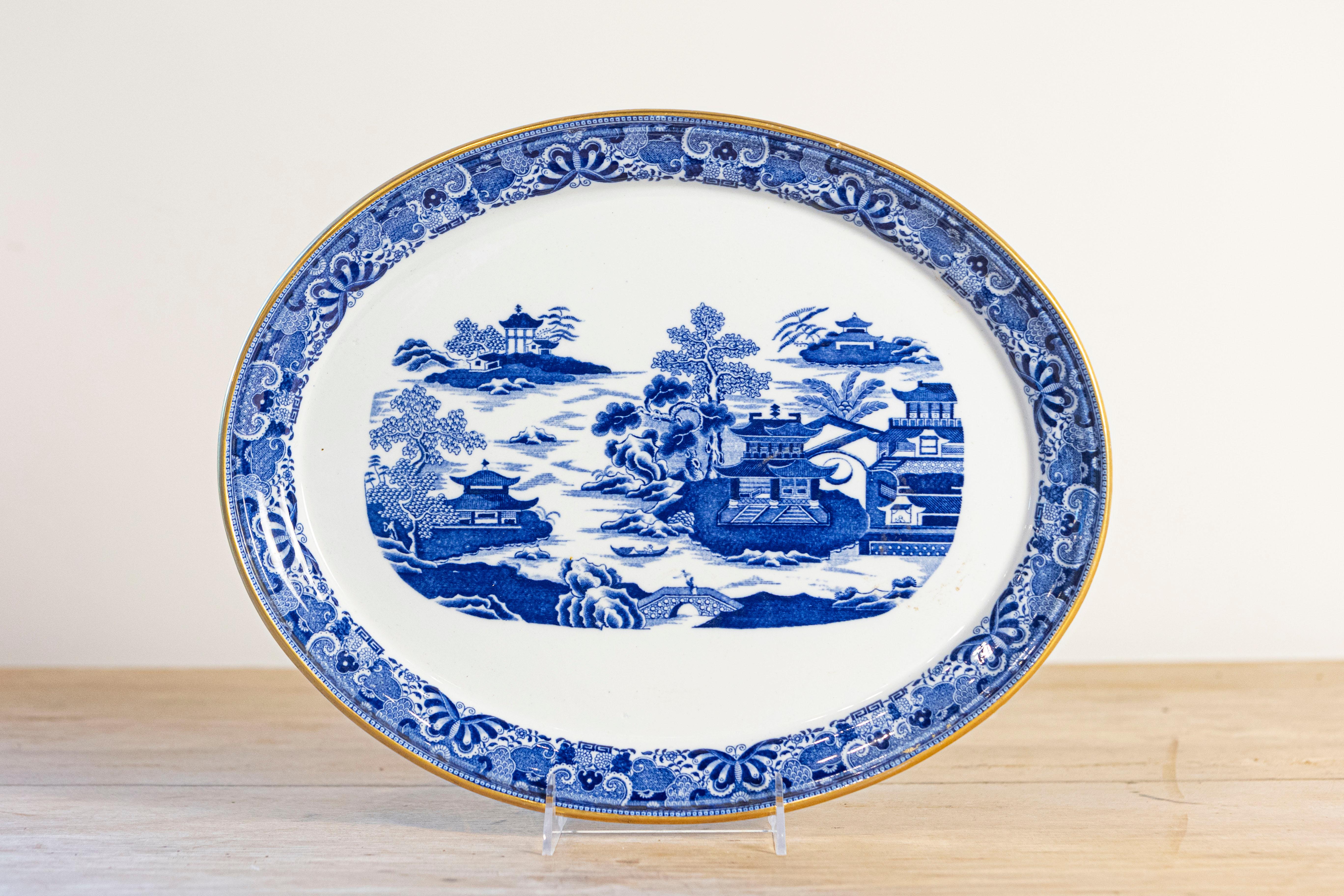 Fuente ovalada inglesa de porcelana azul y blanca del siglo XIX, con motivos de la Chinoiserie. Creada en Inglaterra durante el siglo XIX, esta fuente de porcelana presenta un fondo blanco perfectamente realzado por un motivo de Chinoiserie.