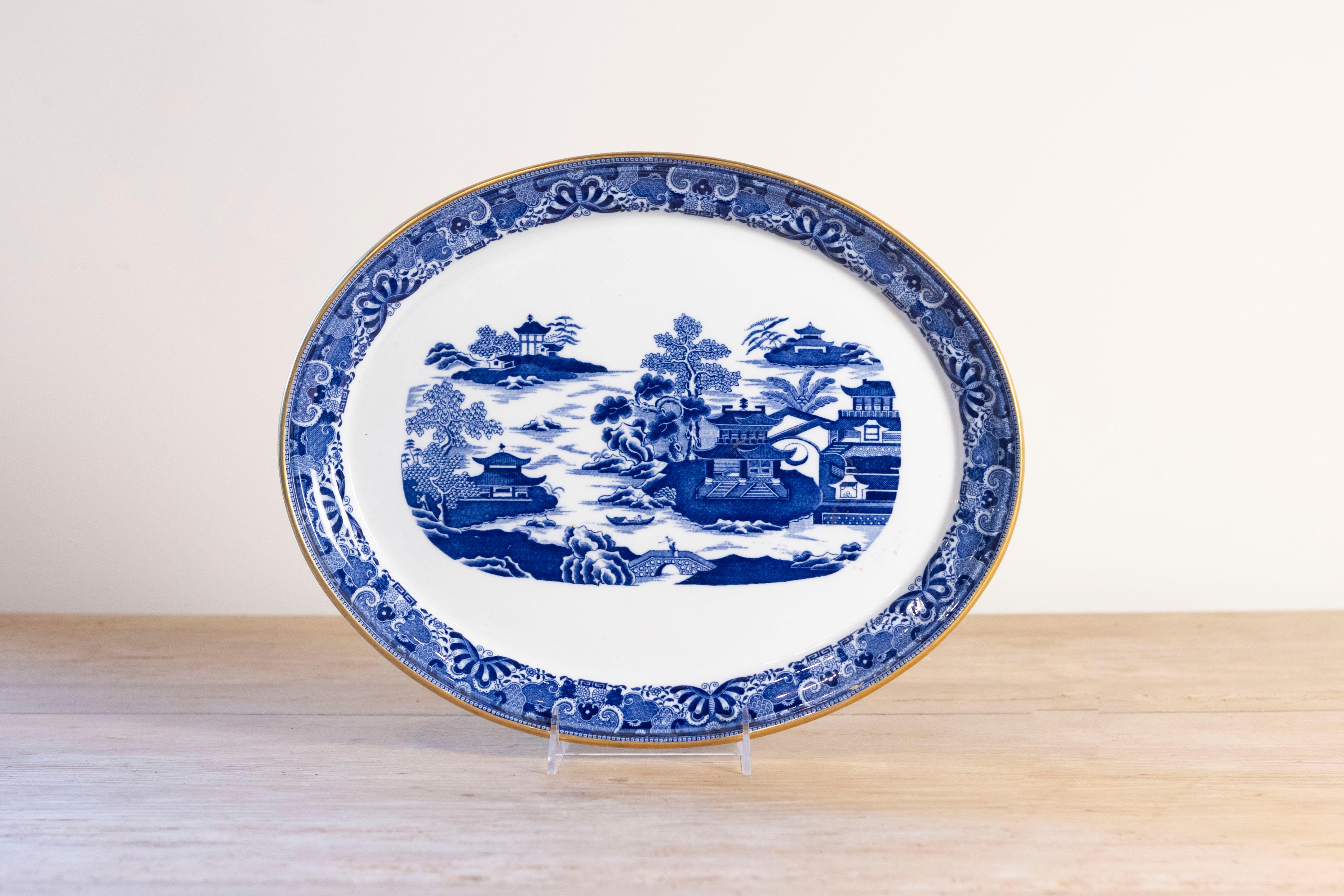 Plato ovalado inglés del siglo XIX de porcelana azul y blanca con chinoiseries Inglés en venta