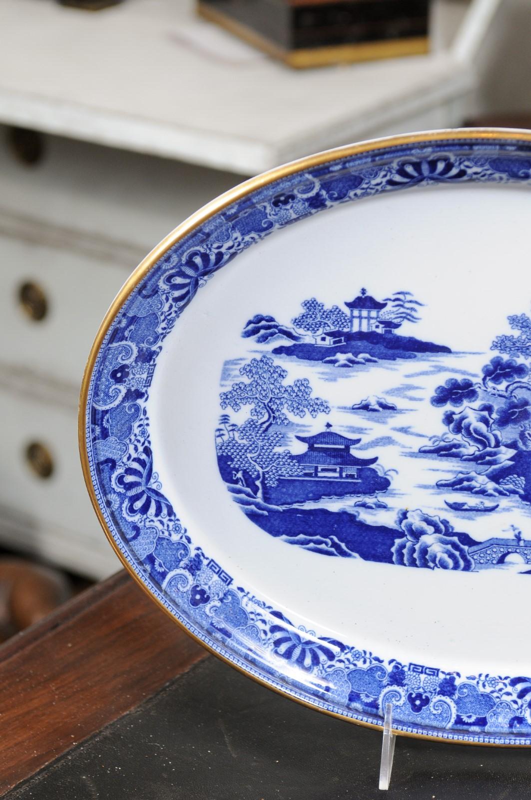 Doré Plat anglais du 19ème siècle en porcelaine bleue et blanche avec chinoiseries en vente