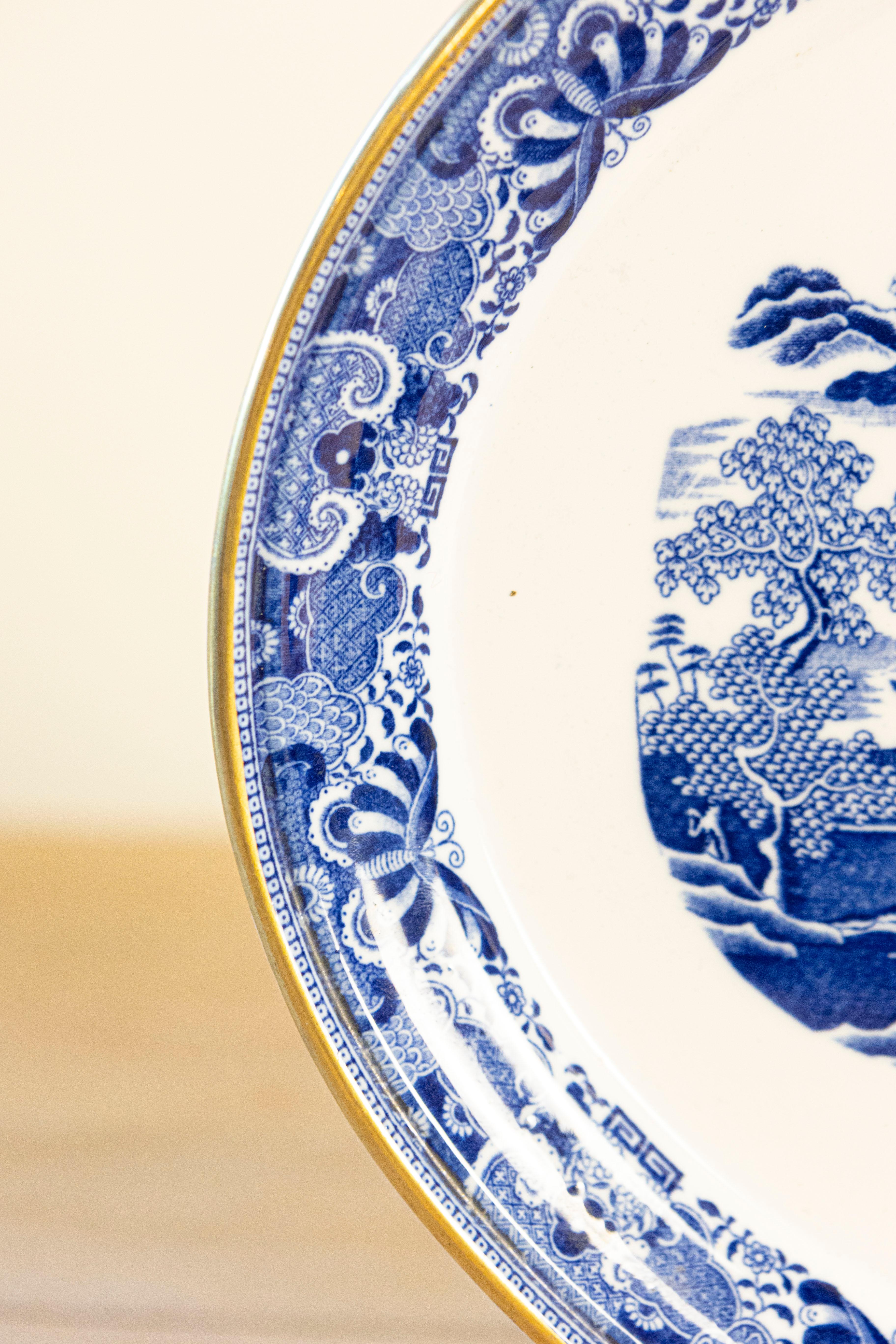 Plato ovalado inglés del siglo XIX de porcelana azul y blanca con chinoiseries Dorado en venta