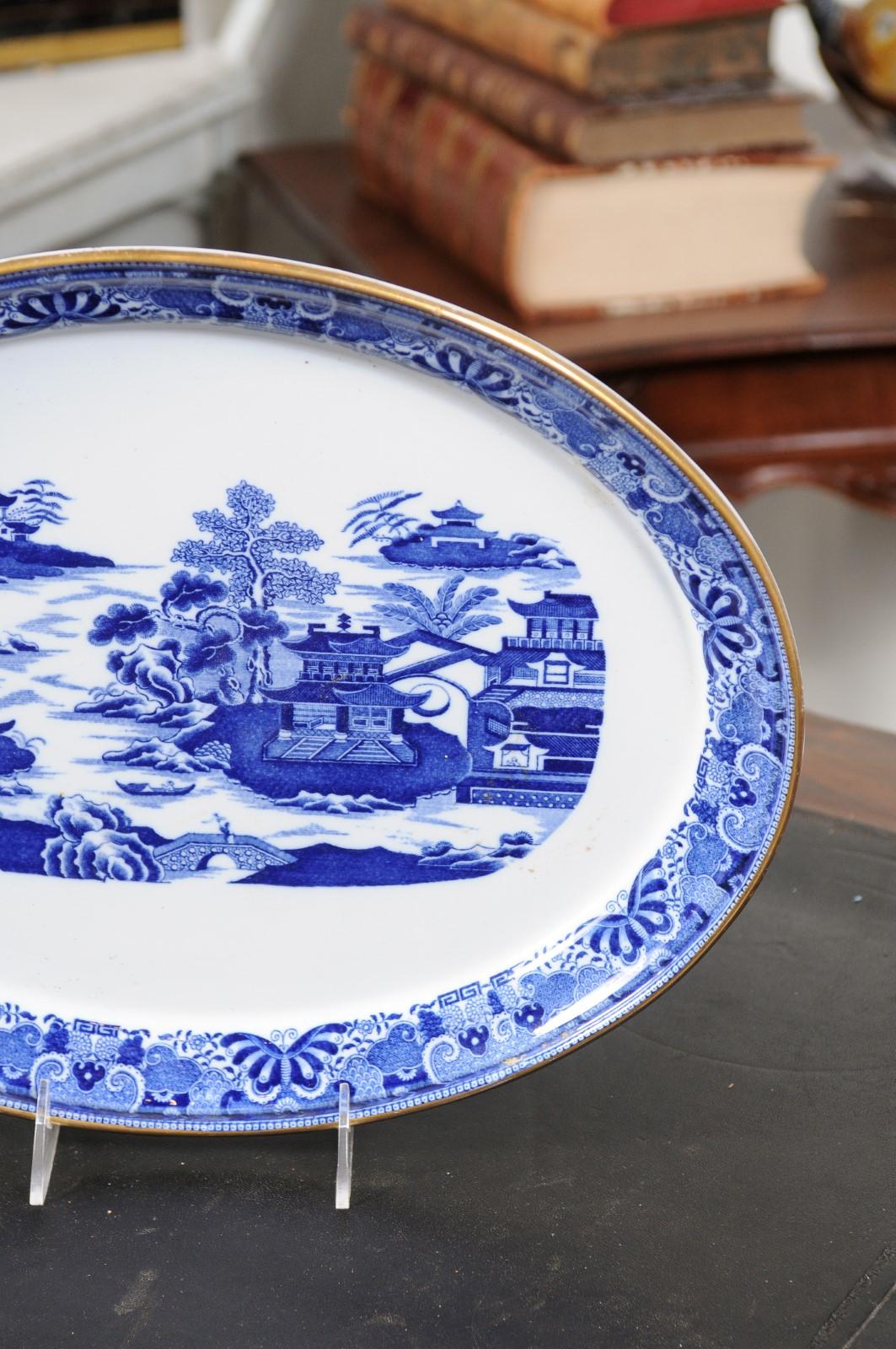 Plat anglais du 19ème siècle en porcelaine bleue et blanche avec chinoiseries Bon état - En vente à Atlanta, GA