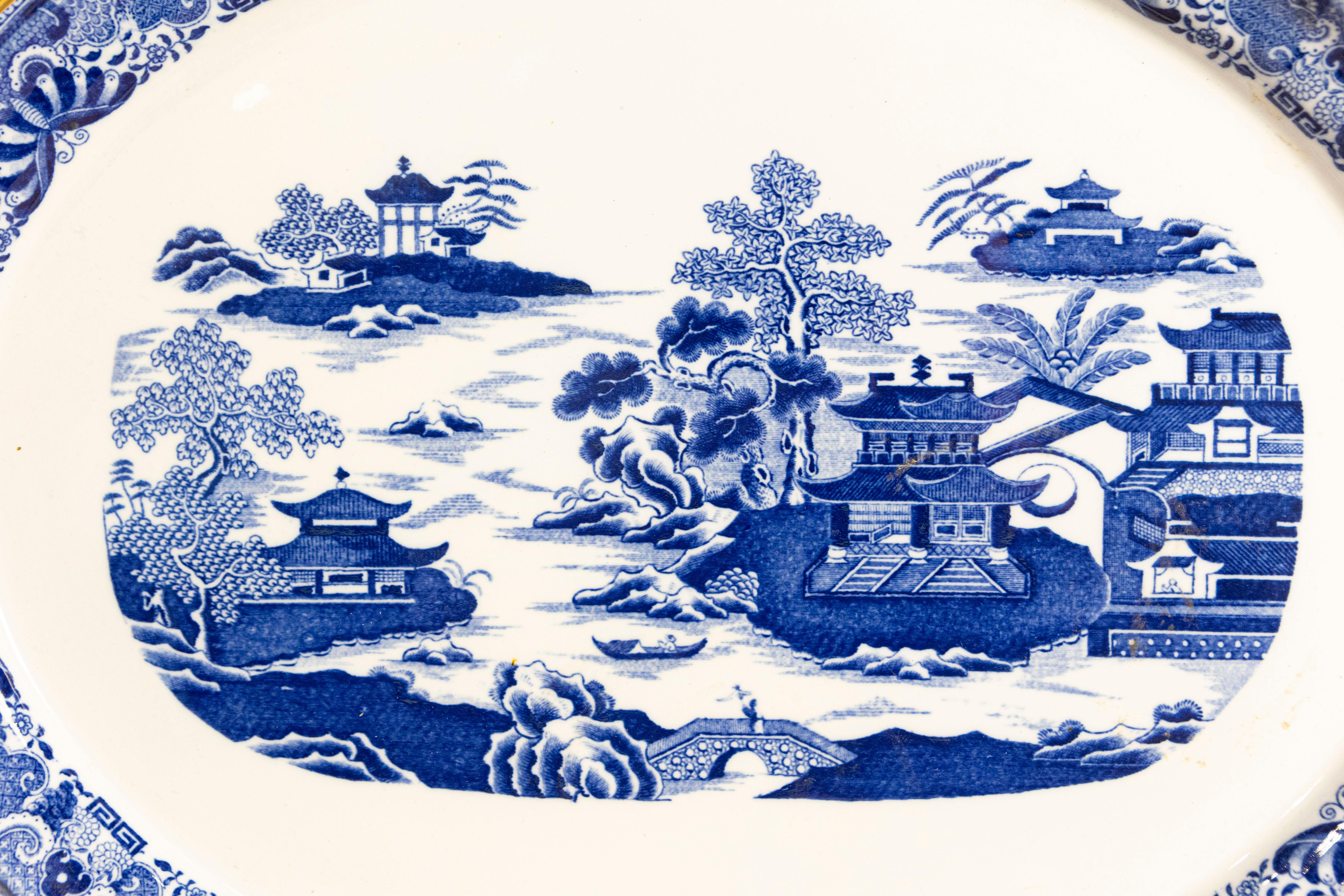 Plato ovalado inglés del siglo XIX de porcelana azul y blanca con chinoiseries en Bueno estado para la venta en Atlanta, GA