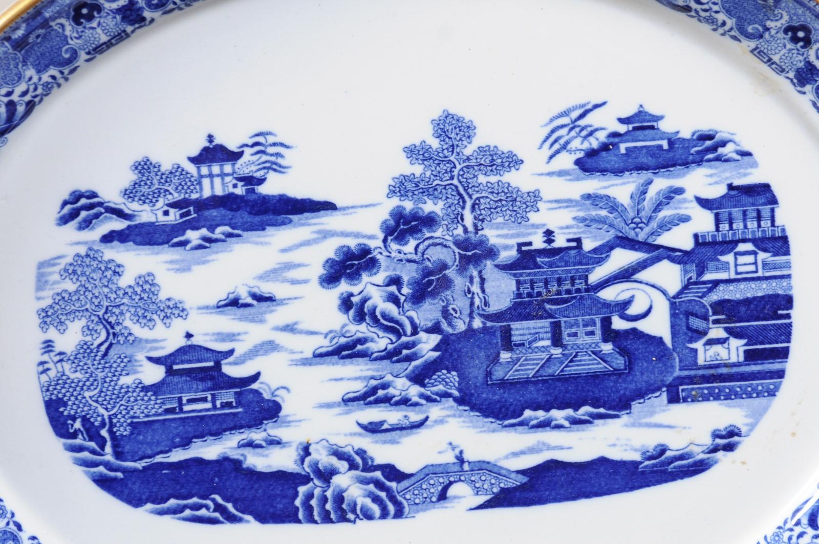Gilt English 19th Century Oval Blue and White Porcelain Platter with Chinoiseries For Sale
