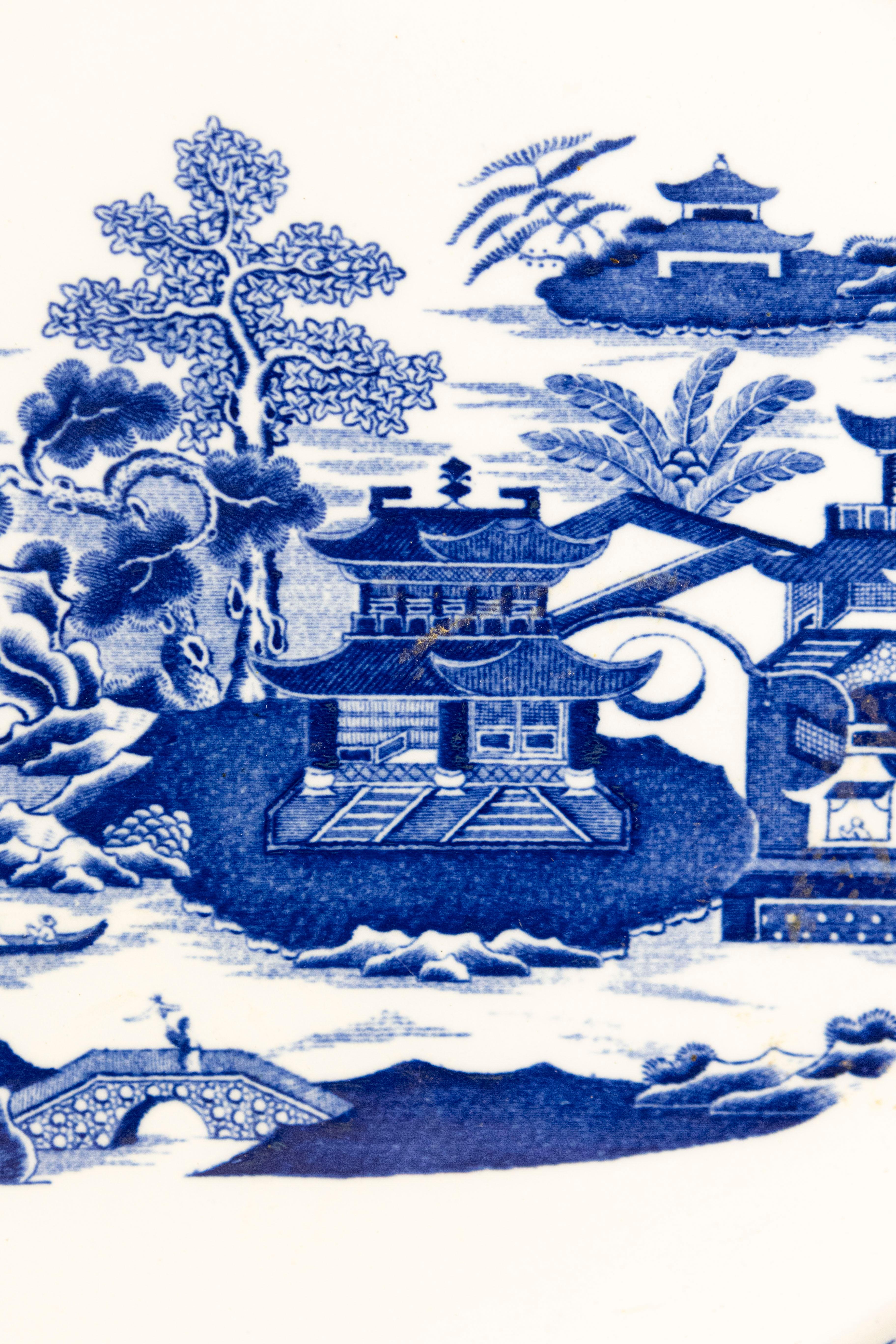 Plato ovalado inglés del siglo XIX de porcelana azul y blanca con chinoiseries Porcelana en venta