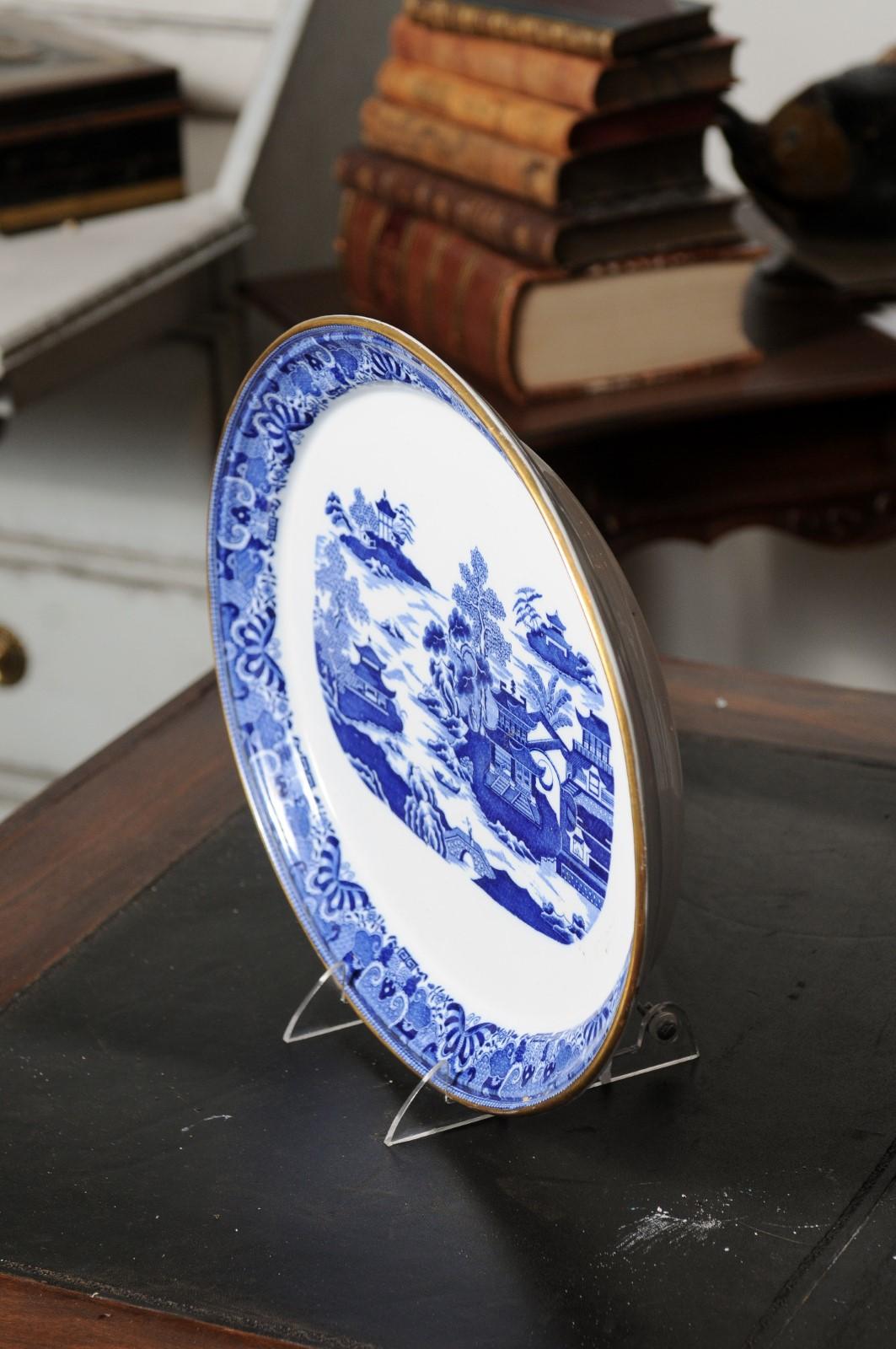 English 19th Century Oval Blue and White Porcelain Platter with Chinoiseries For Sale 1