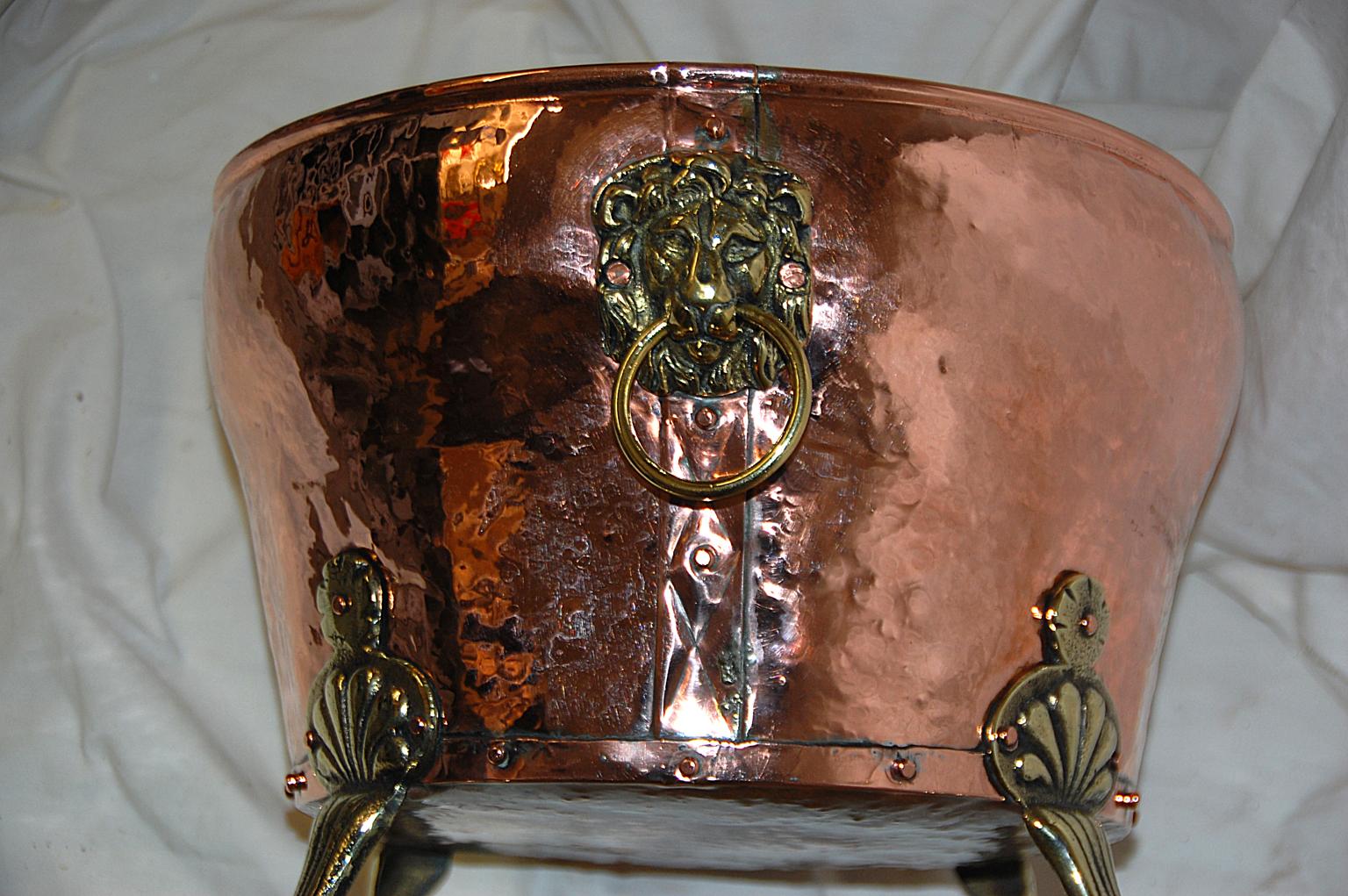 English 19th Century Oval Copper Coal Bin with Brass Paw Feet and Lion Handles 1