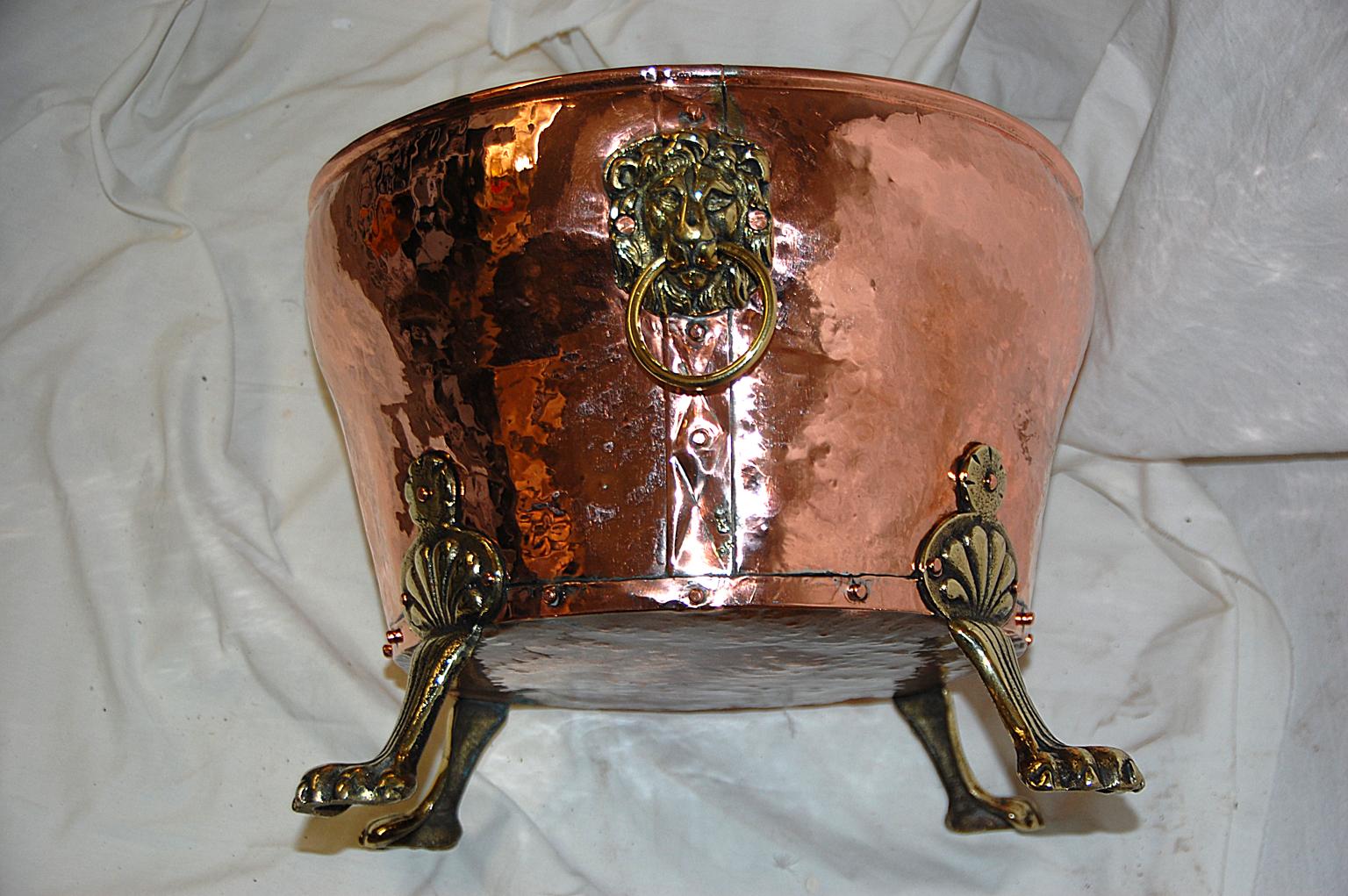 English 19th Century Oval Copper Coal Bin with Brass Paw Feet and Lion Handles 2