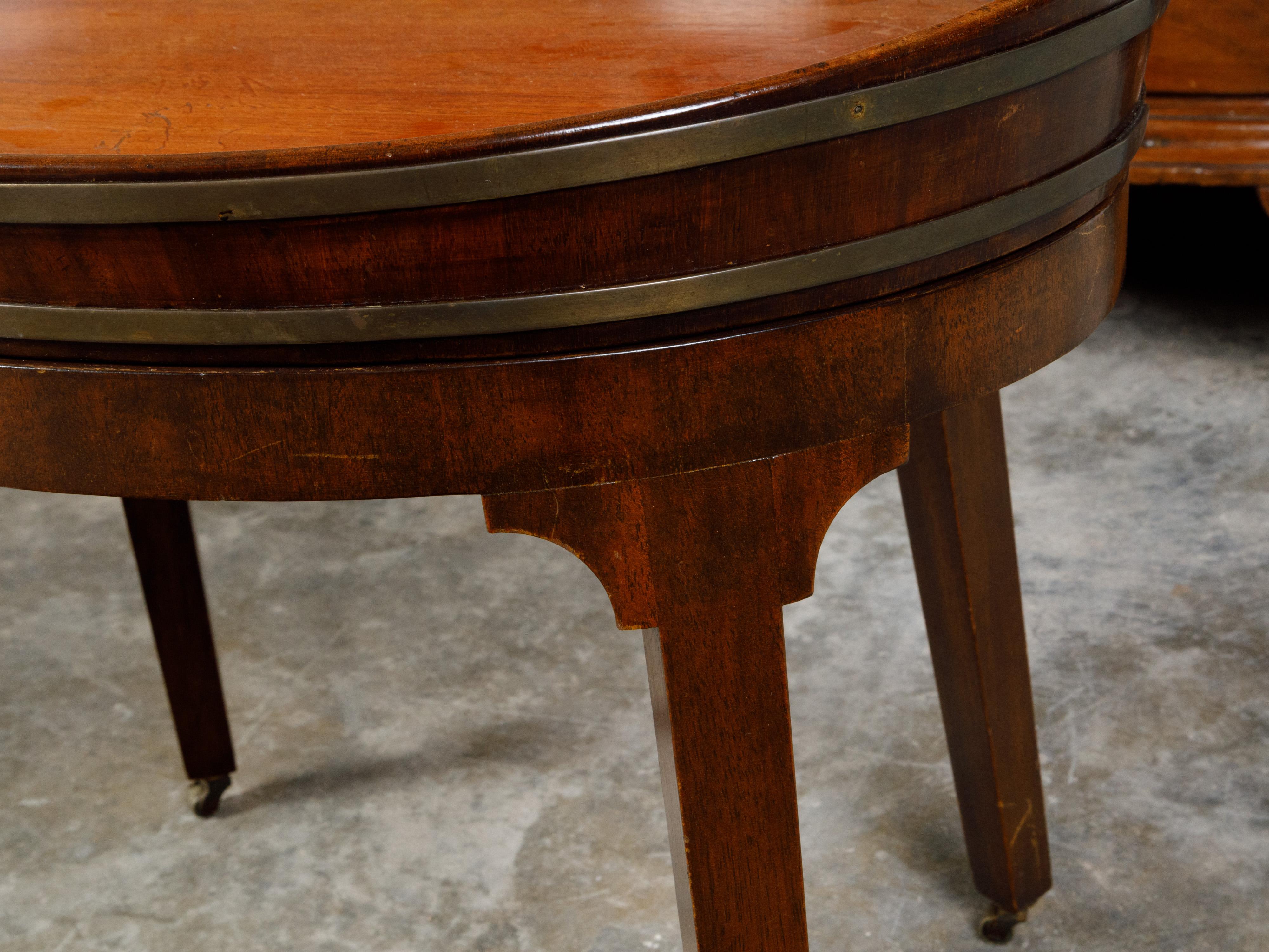 English 19th Century Oval Mahogany Tray Top Table with Brass Accents and Casters For Sale 1