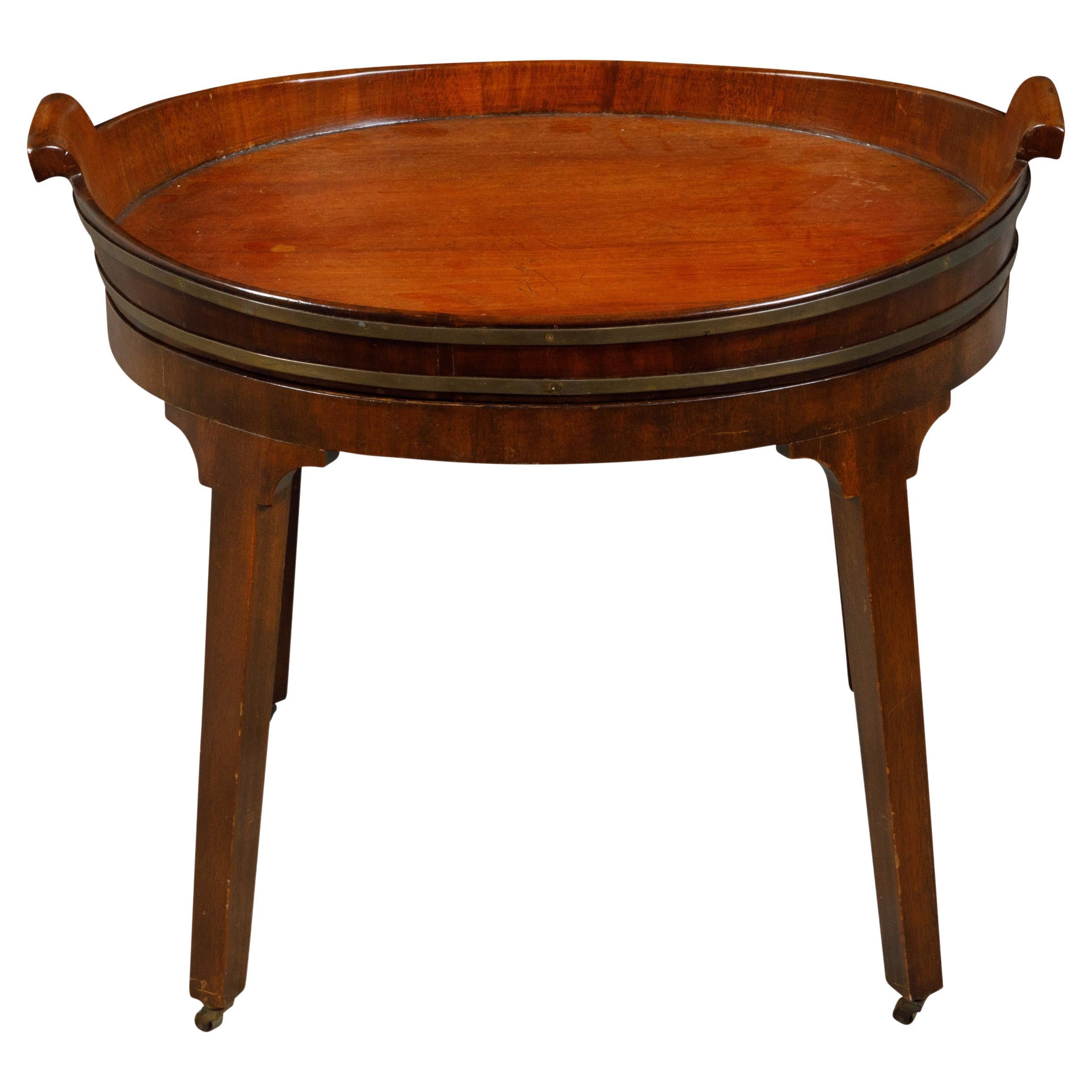 Englischer ovaler Mahagoni-Tisch mit Tablettplatte aus dem 19. Jahrhundert mit Messingakzenten und Rollen
