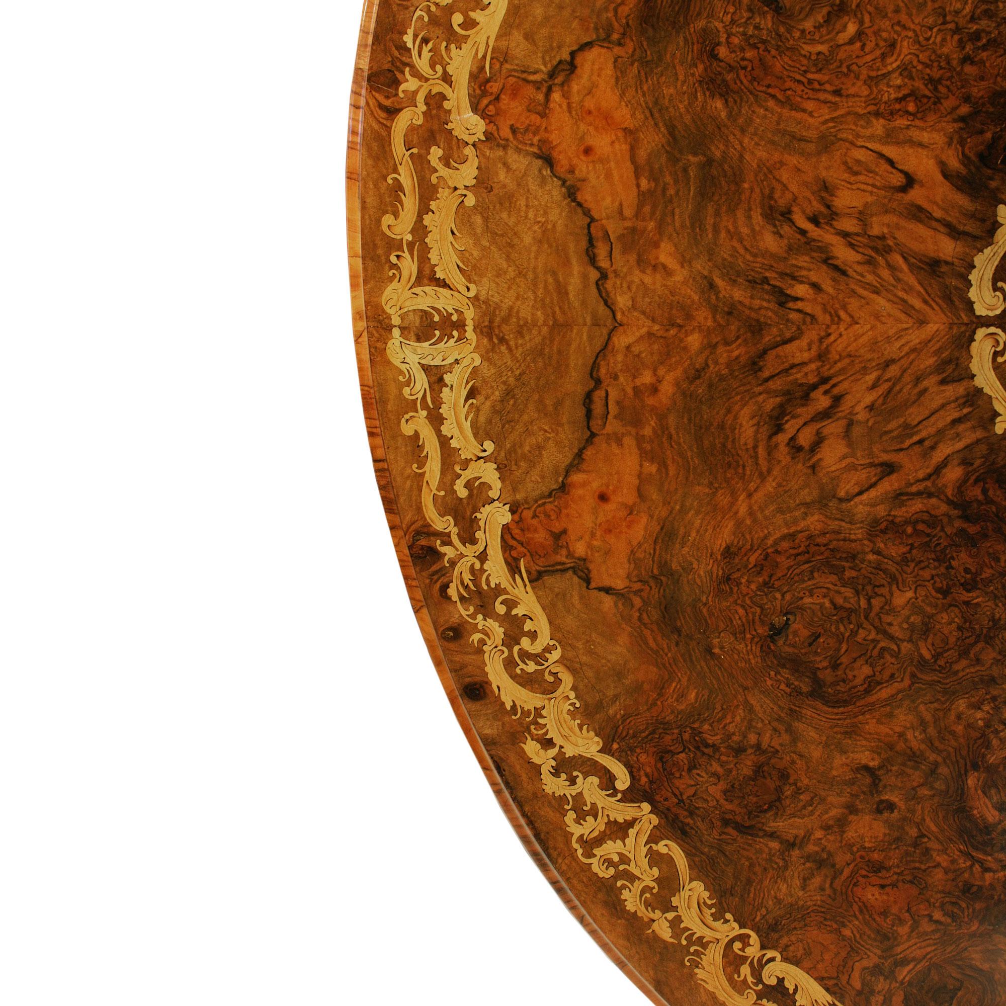 Anglais Table centrale ovale anglaise du 19ème siècle à plateau basculant en noyer et bois exotiques en vente