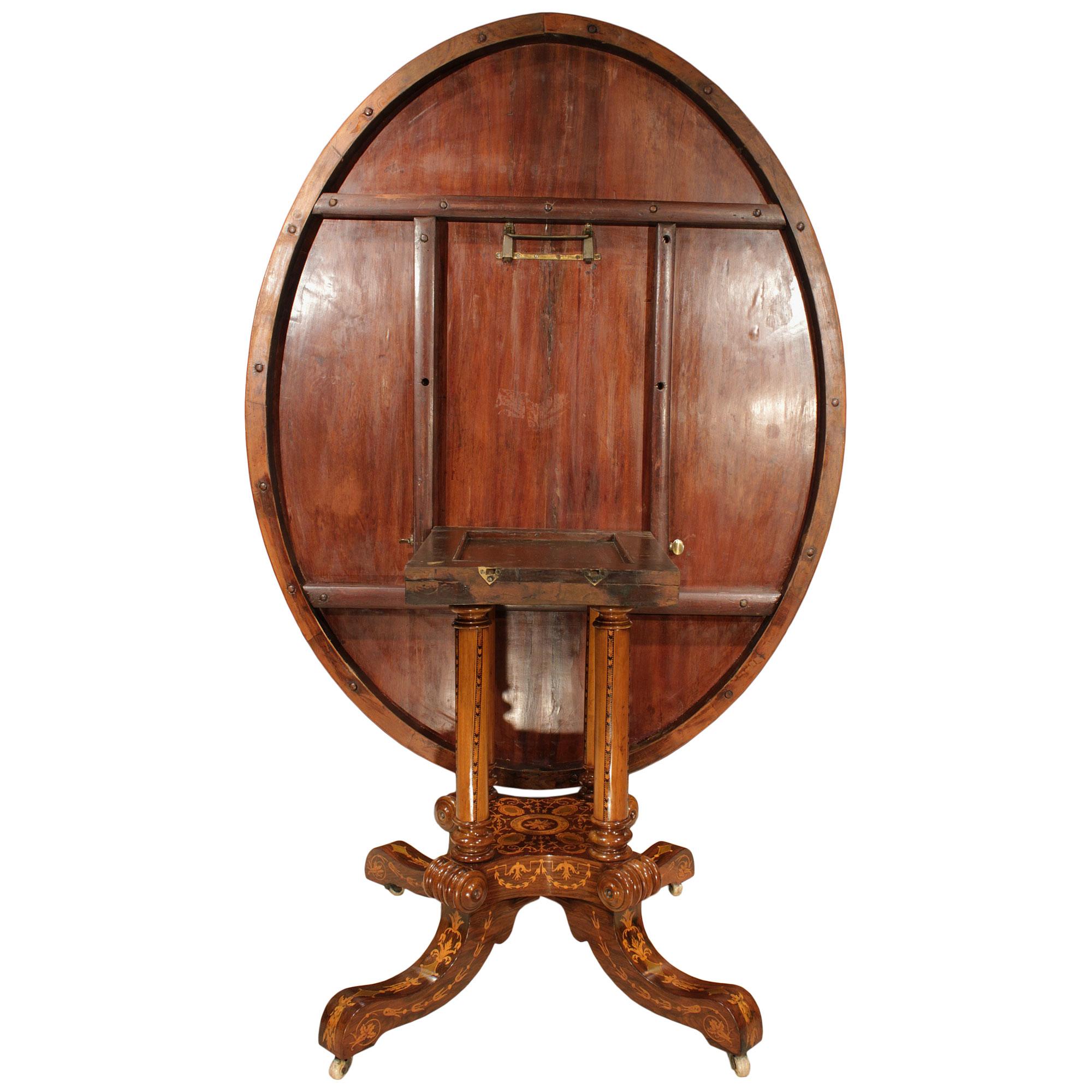 XIXe siècle Table centrale ovale anglaise du 19ème siècle à plateau basculant en noyer et bois exotiques en vente